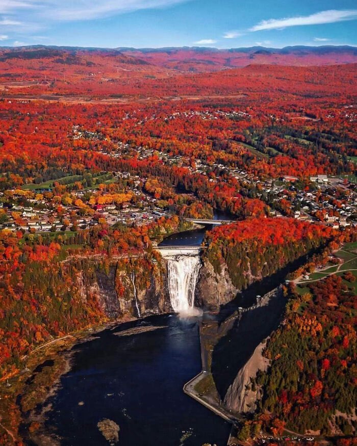 CanaduhOh's tweet photo. Fall is so beautiful in Canada - Chutes Montmorency Waterfall, Québec 🤩 https://t.co/UQ4L4aqsCl