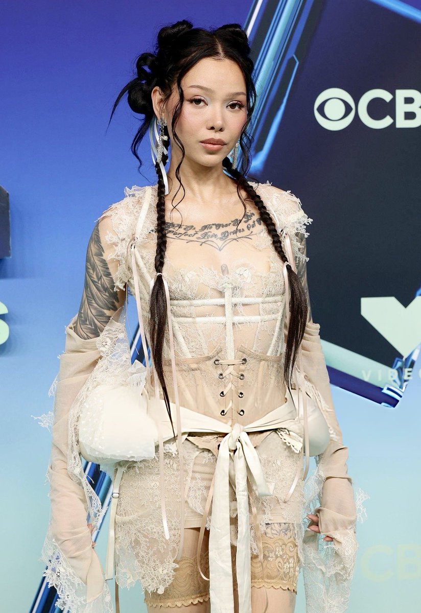itselleokay's tweet photo. bella poarch styled by me for the vmas https://t.co/GWPkIstVoF