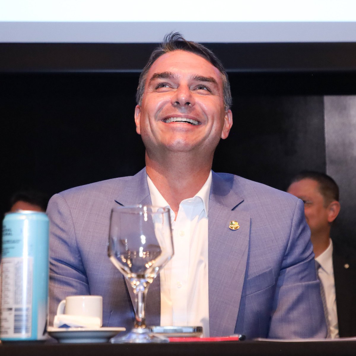bralternativo_'s tweet photo. 🚨🇧🇷🇻🇦 Hoje, às 21h, o candidato à Presidência da República Flávio Bolsonaro concederá entrevista ao SantoFlow Podcast, o maior podcast católico do Brasil. https://t.co/2AjI6lT0BM
