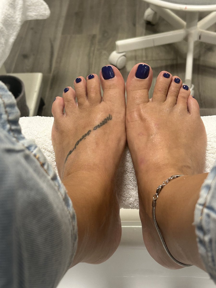 Bellasoles87's tweet photo. New color, new mood. These dark blue toes are ready for some attention... are you? 😘💙👣
#feet #feetworshi̇p #feetfetısh https://t.co/x5k7j2Qfkp
