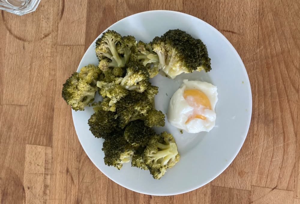 skinnyfoid's tweet photo. Lunch today 150 cals👀 the egg was supposed to be boiled but it exploded https://t.co/uMSNVYm5fs