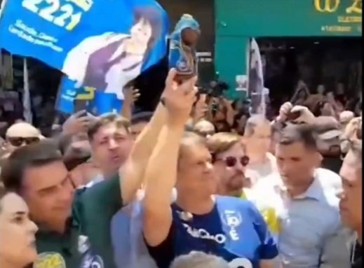 ZLuis13712691's tweet photo. @lazarorosa25 Que imagem de Santa é essa??? 🤔

Eles estão tirando onda com nossa cara??? https://t.co/aIWEl88DuL
