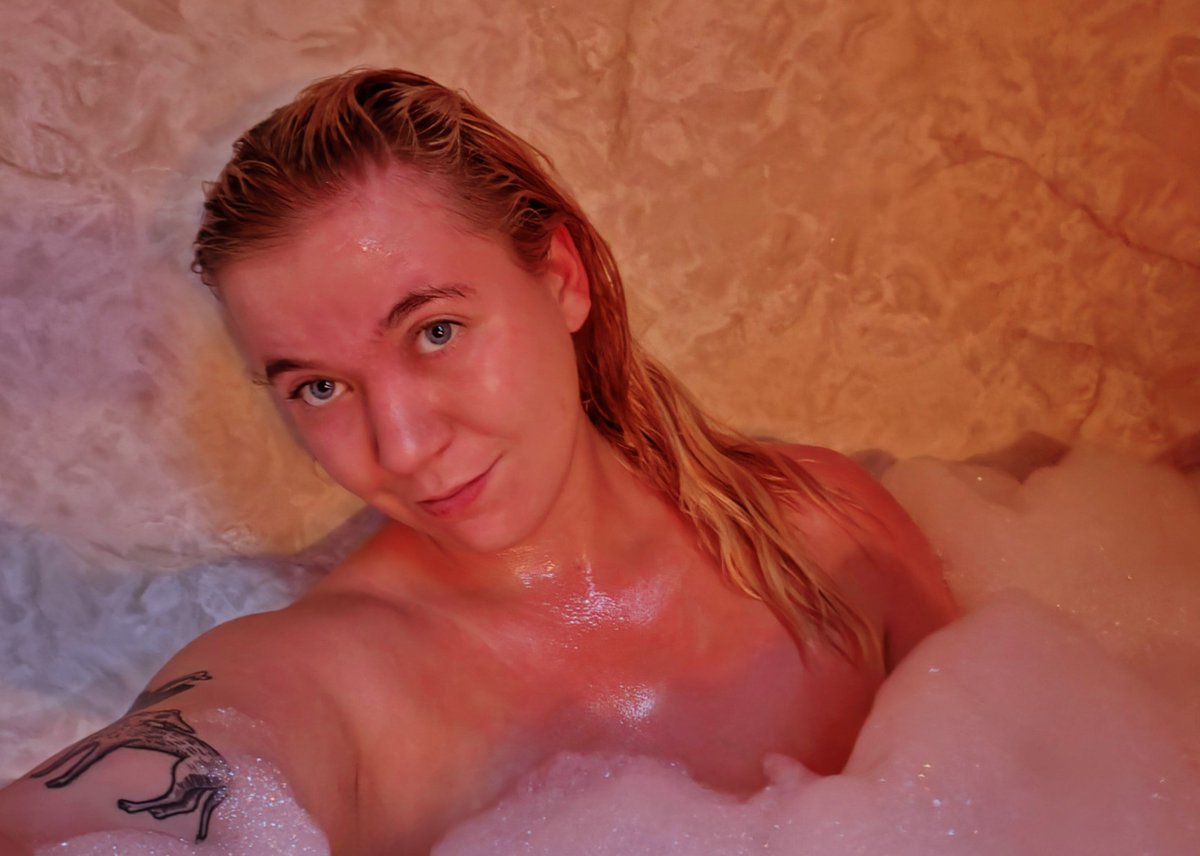 GoldenClover99's tweet photo. Hot water, dim lights, and a whole lot of tension in the air. 🔥🛁

#TooHotToHandle #LetItSteam #CozyVibes https://t.co/8nq04GnO3W