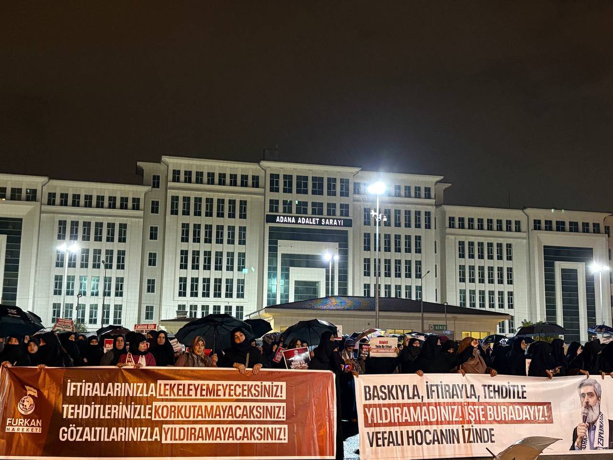 Kesintisiz_FH's tweet photo. FURKAN HAREKETİ MENSUPLARI ADANA ADLİYESİ ÖNÜNDE VEFA BEKLEYİŞİNİ SÜRDÜRÜYOR! 

Furkan Hareketi mensupları, yoğun yağışa rağmen Adana Adliyesi önündeki vefa bekleyișini sürdürüyor! 

Adli kontrolle serbest kalan 16 Furkan Hareketi mensubunun ardından, savcılığın tutukluluk istemiyle sevk ettiği 14 kişiden 7'sinin hakim karșısına çıktığı öğrenildi.

Adliye önünde bekleyen Furkan Hareketi mensupları ise arkadaşlarının serbest bırakılması için bekleyişini sürdürüyor.

Canlı Yayın linki ⤵️
https://t.co/Wk7Fr4xj1k

Xi SerbestBırakın
AKPden MuhaliflereSansür
#FurkanaSistematikZulüm
Kardeşlerimizi SerbestBırakın
AdaletIstemek SuçDeğil