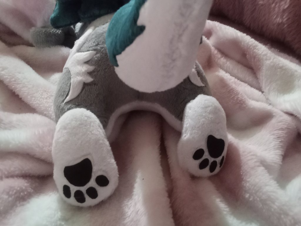 riverwoodblvd's tweet photo. decided to also post this on my furry account !!! thank you so much @FrogyLovesCake for the PAWSOME gift :3 it means so much 2 me https://t.co/QMpCo282BY