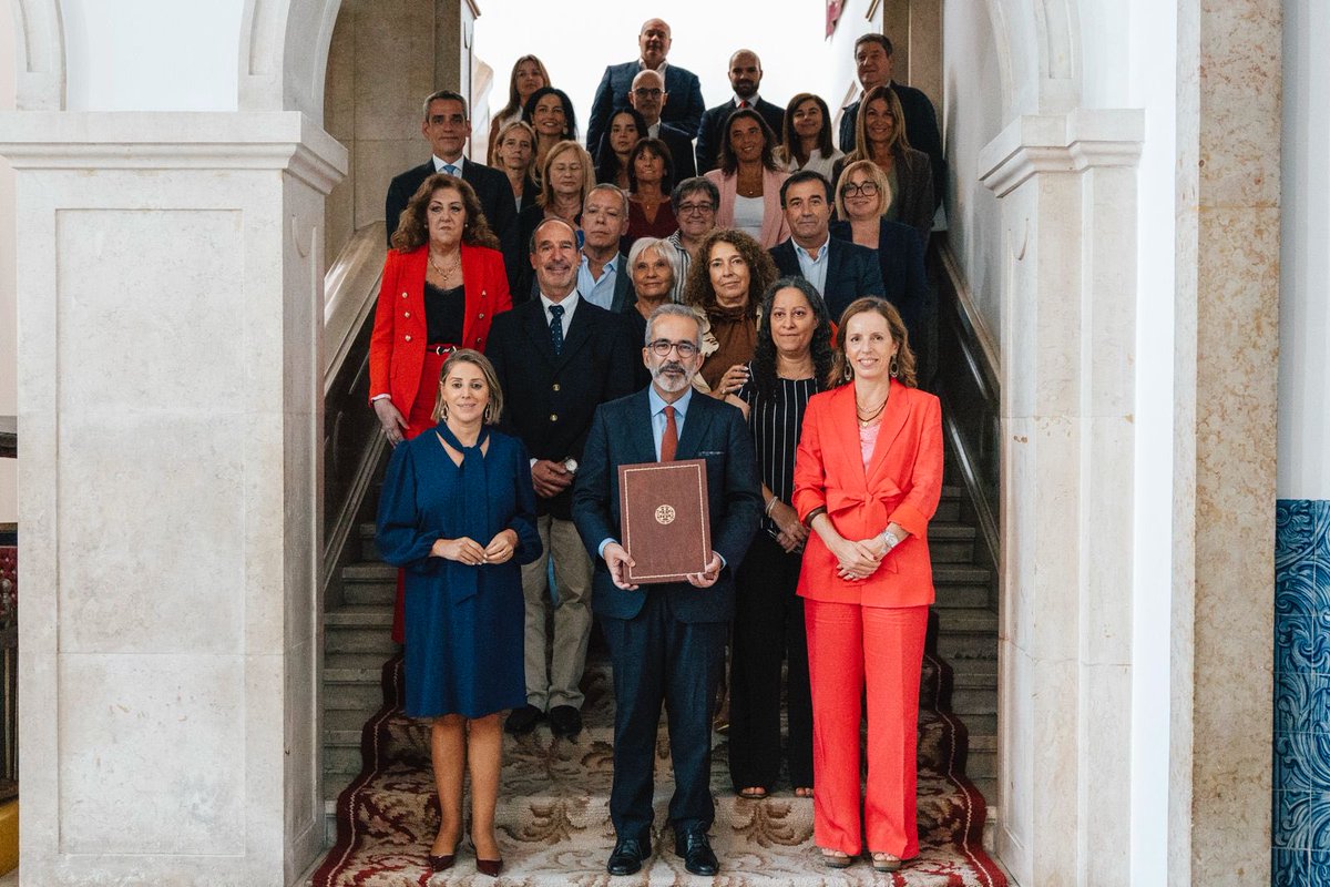 mne_pt's tweet photo. O Governo e os sindicatos representativos dos professores e leitores de português no estrangeiro chegaram a acordo sobre o novo Regime do Ensino de Português no Estrangeiro (RJEPE), que prevê aumentos remuneratórios acumulados, na grande maioria dos casos, de cerca de 20% entre 2027 e 2029.
 
A revisão da tabela remuneratória representa um investimento adicional de cerca de 8,6 milhões de euros, incluindo encargos sociais, e valoriza os profissionais que asseguram a presença e a projeção da língua e da cultura portuguesas em todo o mundo.
 
O novo regime reforça, assim, o compromisso do Governo com a valorização dos profissionais, a qualidade e a sustentabilidade da rede de Ensino de Português no Estrangeiro.