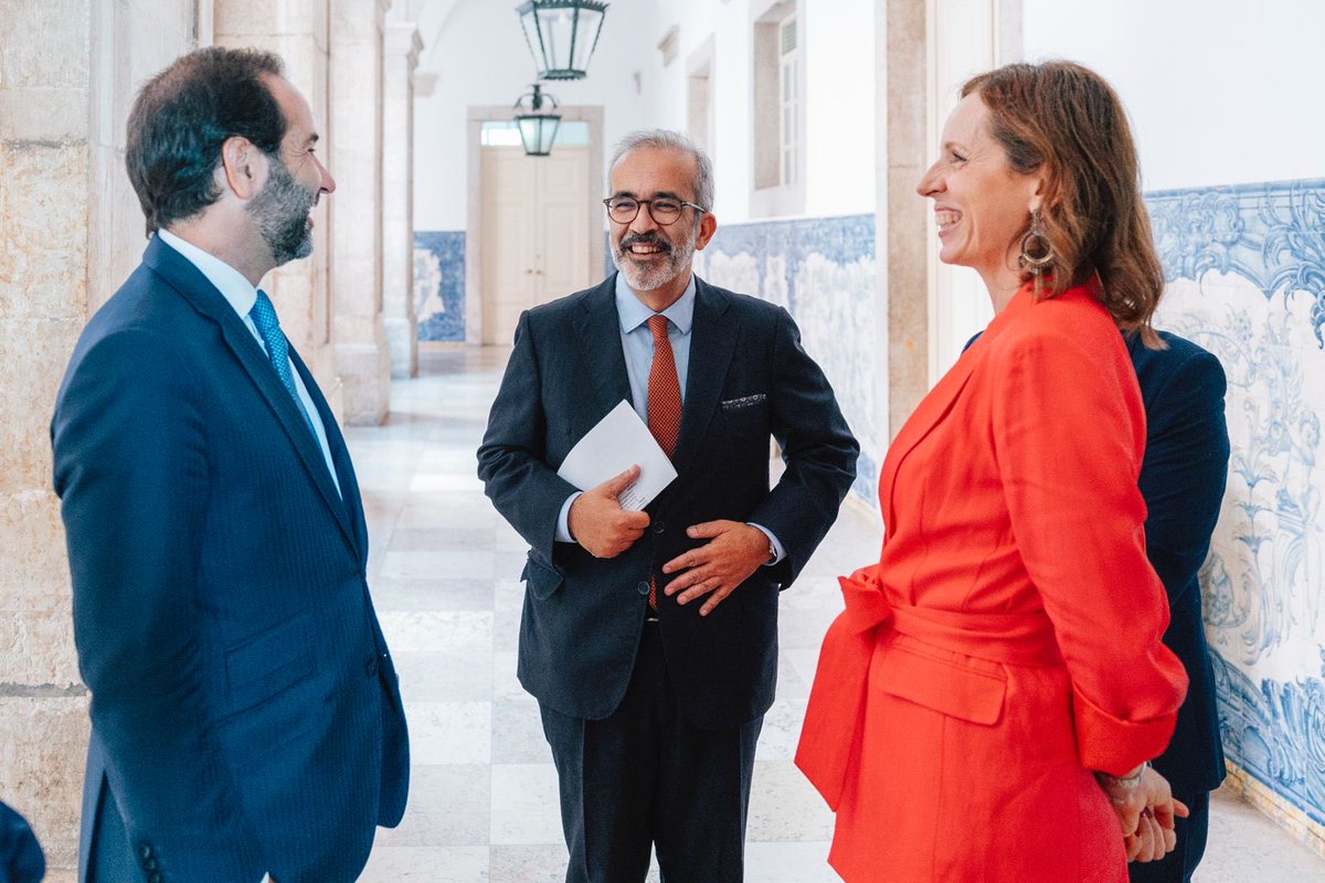 mne_pt's tweet photo. O Governo e os sindicatos representativos dos professores e leitores de português no estrangeiro chegaram a acordo sobre o novo Regime do Ensino de Português no Estrangeiro (RJEPE), que prevê aumentos remuneratórios acumulados, na grande maioria dos casos, de cerca de 20% entre 2027 e 2029.
 
A revisão da tabela remuneratória representa um investimento adicional de cerca de 8,6 milhões de euros, incluindo encargos sociais, e valoriza os profissionais que asseguram a presença e a projeção da língua e da cultura portuguesas em todo o mundo.
 
O novo regime reforça, assim, o compromisso do Governo com a valorização dos profissionais, a qualidade e a sustentabilidade da rede de Ensino de Português no Estrangeiro.
