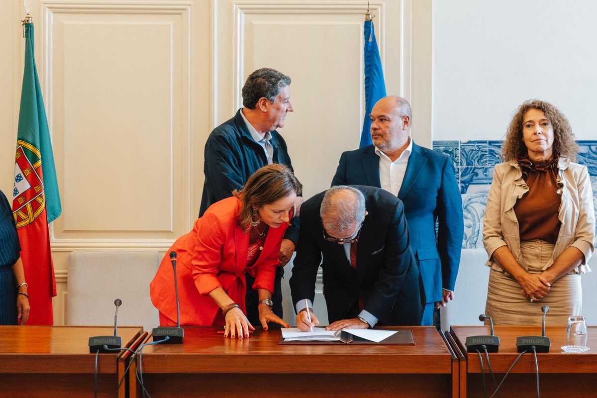 mne_pt's tweet photo. O Governo e os sindicatos representativos dos professores e leitores de português no estrangeiro chegaram a acordo sobre o novo Regime do Ensino de Português no Estrangeiro (RJEPE), que prevê aumentos remuneratórios acumulados, na grande maioria dos casos, de cerca de 20% entre 2027 e 2029.
 
A revisão da tabela remuneratória representa um investimento adicional de cerca de 8,6 milhões de euros, incluindo encargos sociais, e valoriza os profissionais que asseguram a presença e a projeção da língua e da cultura portuguesas em todo o mundo.
 
O novo regime reforça, assim, o compromisso do Governo com a valorização dos profissionais, a qualidade e a sustentabilidade da rede de Ensino de Português no Estrangeiro.