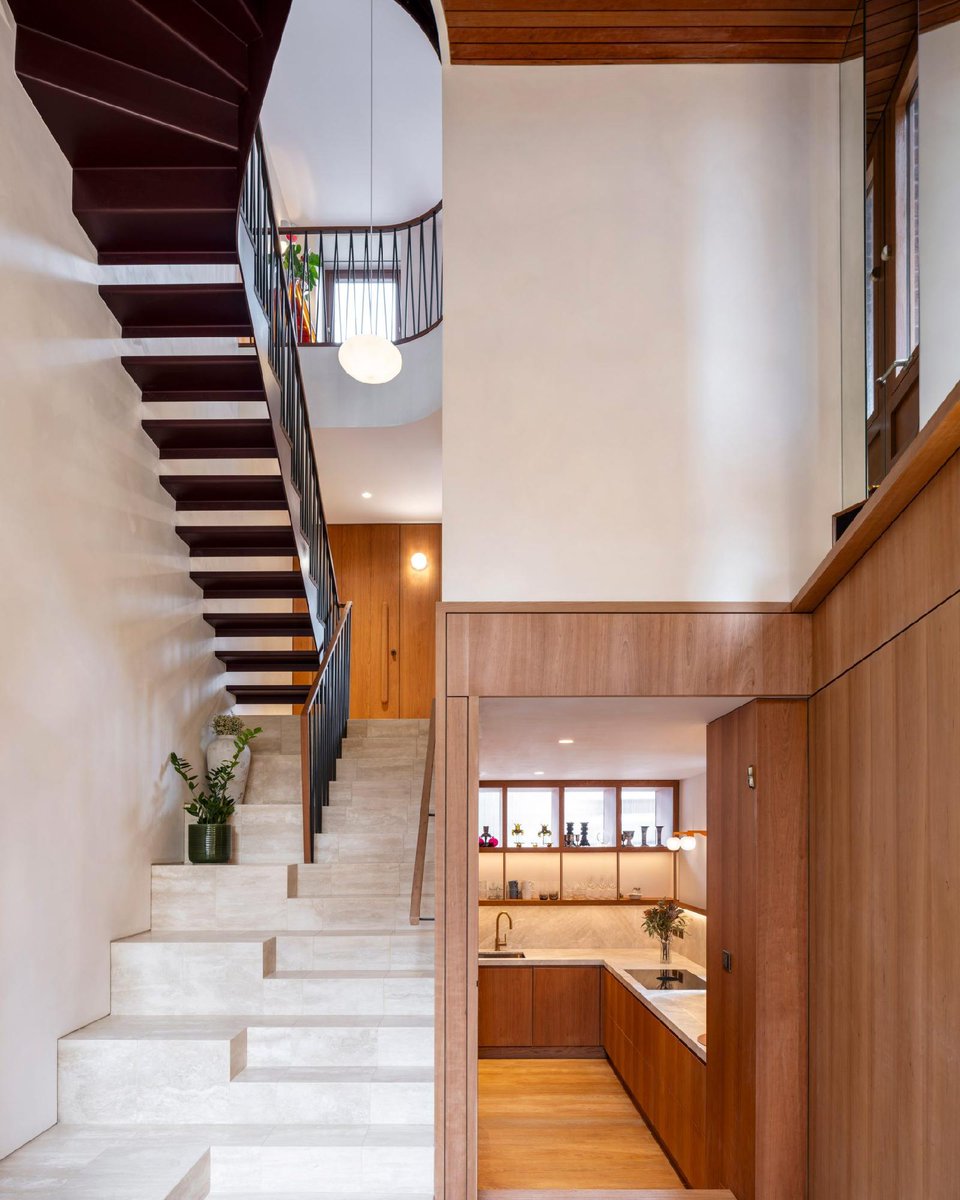 dezeen's tweet photo. Hayhurst and Co carves triple-height void through 1970s Hampstead townhouse:
https://t.co/BbbaqSdUY5 https://t.co/OhPuImNLlm