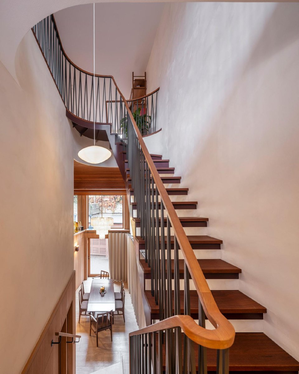 dezeen's tweet photo. Hayhurst and Co carves triple-height void through 1970s Hampstead townhouse:
https://t.co/BbbaqSdUY5 https://t.co/OhPuImNLlm