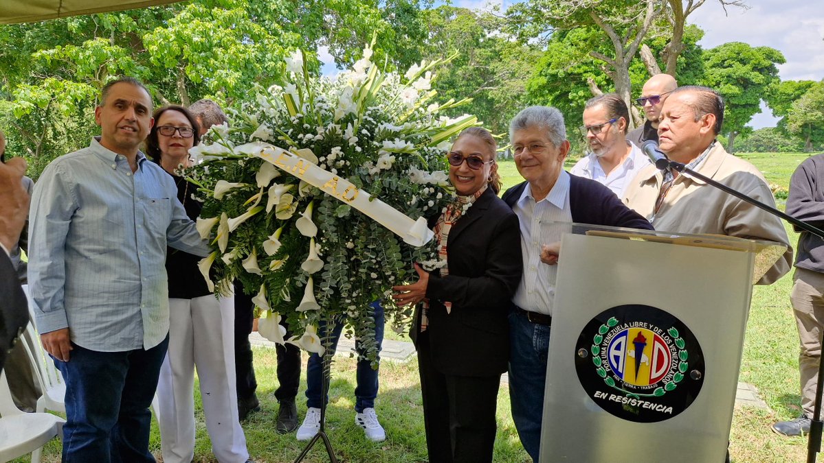 ADemocratica's tweet photo. Desde el Cementerio del Este en El Hatillo, la Dirección Nacional del partido rindió homenaje al padre de la democracia venezolana, expresidente de Venezuela y fundador de nuestro partido, Rómulo Betancourt, al cumplirse el cuadragésimo quinto (45°) aniversario de su fallecimiento. El orador de orden del acto fue el profesor y miembro del Comité Ejecutivo Nacional, Ángel Lugo.
