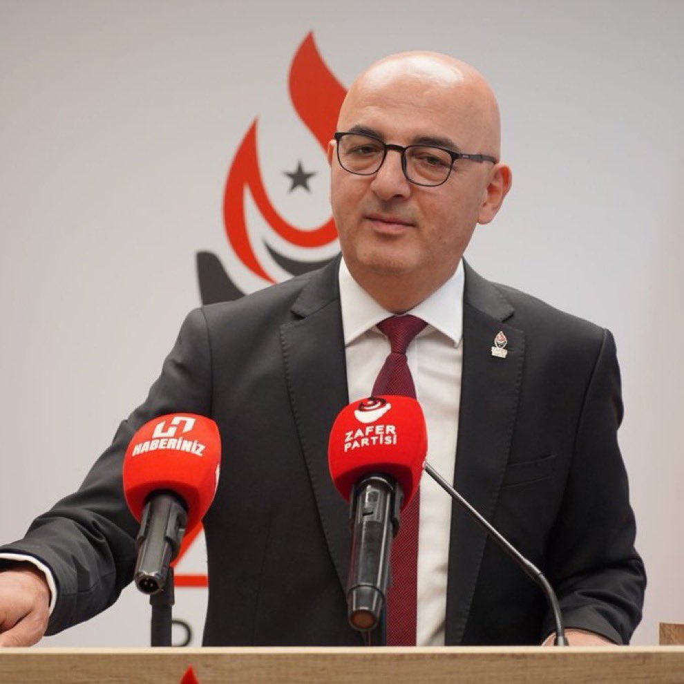 DailyTurkst's tweet photo. Zafer Partisi Genel Başkan Yardımcısı Fatih Eryılmaz:

"Seçil Erzan’a üç beş futbolcuyu dolandırdığı için 102 yıl ceza veren sistem, on binlerce insanı 2 milyar 170 milyon tokatlayan Fatma Betül Sayan Kaya’yı neden gözaltına bile alamıyor?

Görevden alınmakla iş halloluyorsa Seçil Erzan’ı da işten atıp konuyu kapatabilirdiniz."