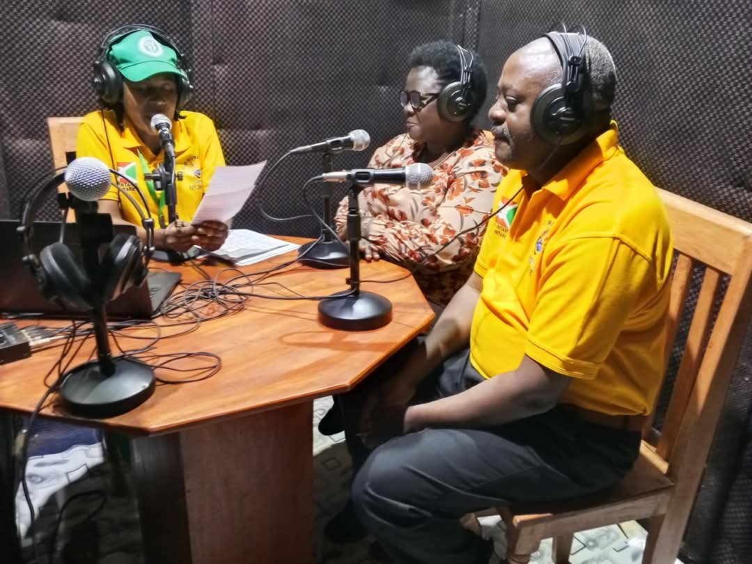 CNC_BURUNDI's tweet photo. Ce lundi, le CNC a visité la Radio Rondera FM émettant depuis Ngozi. Trois mois après le début des émissions, la radio fait ses pas. Nous l'avons encouragée à poursuivre le projet d'ambassadeurs de la radio lui permettant d'avoir le feed back sur ses émissions et de les améliorer https://t.co/4eAfUBzpOt