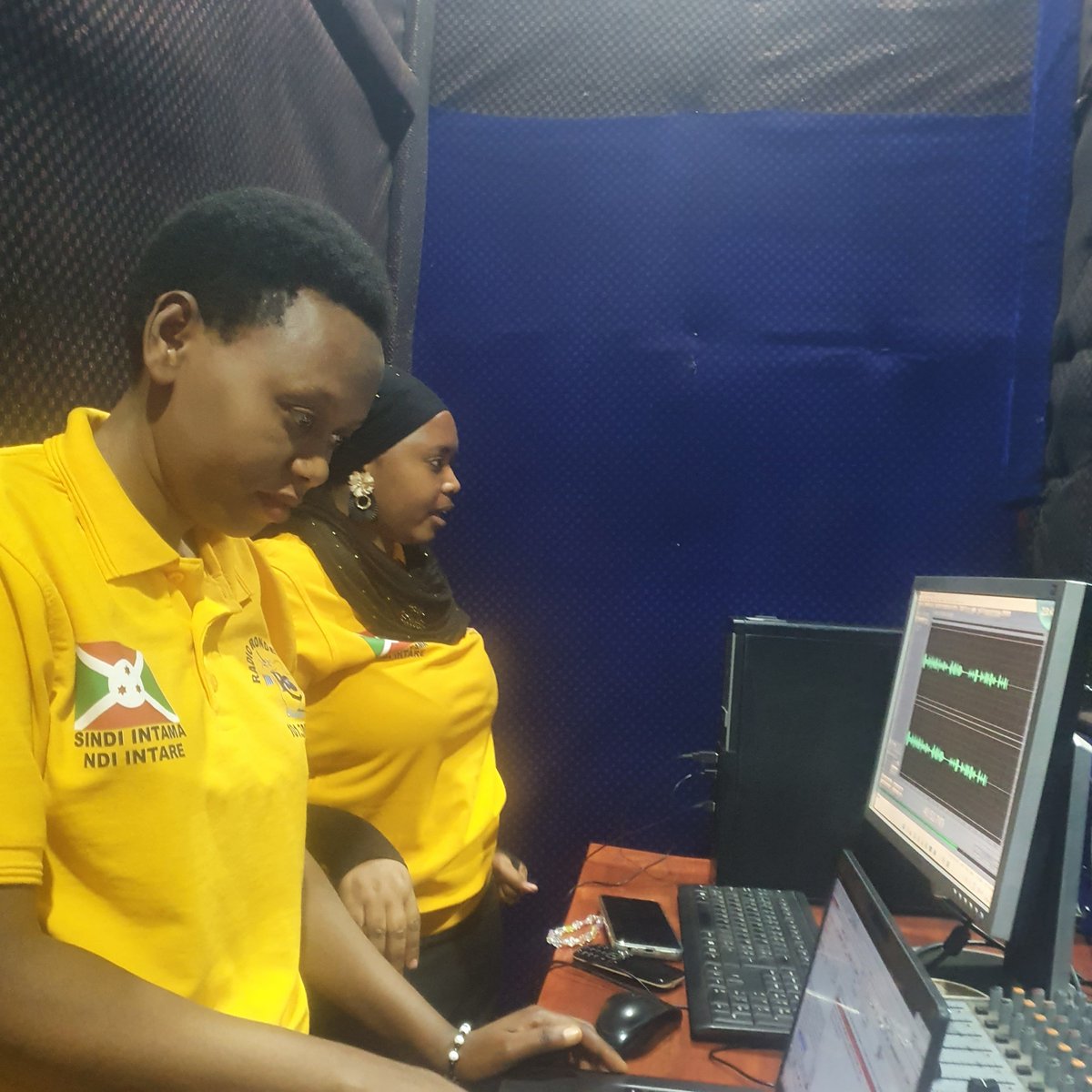 CNC_BURUNDI's tweet photo. Ce lundi, le CNC a visité la Radio Rondera FM émettant depuis Ngozi. Trois mois après le début des émissions, la radio fait ses pas. Nous l'avons encouragée à poursuivre le projet d'ambassadeurs de la radio lui permettant d'avoir le feed back sur ses émissions et de les améliorer https://t.co/4eAfUBzpOt