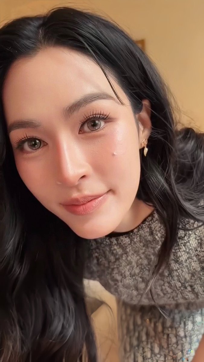 LingOrm_BH's tweet photo. แล้วก็เป็นอีกครั้งที่ฉันยิ้มลำพัง หัวเราะลำพัง

LINGORM FLY TO DIOR PFW #LingOrmDiorAirportLook 
#LinglingKwong #OrmKornnaphat 
#LingOrm #Dior #DiorSummer27 #PFW https://t.co/0XITn02oZ0