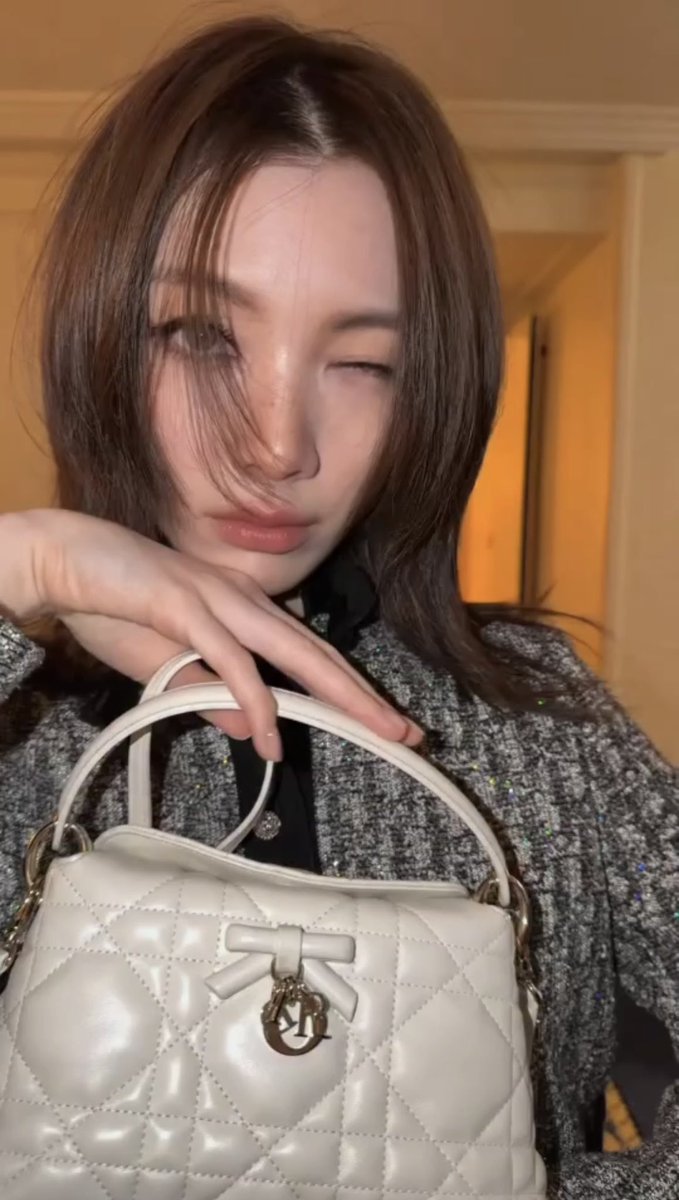 LingOrm_BH's tweet photo. แล้วก็เป็นอีกครั้งที่ฉันยิ้มลำพัง หัวเราะลำพัง

LINGORM FLY TO DIOR PFW #LingOrmDiorAirportLook 
#LinglingKwong #OrmKornnaphat 
#LingOrm #Dior #DiorSummer27 #PFW https://t.co/0XITn02oZ0
