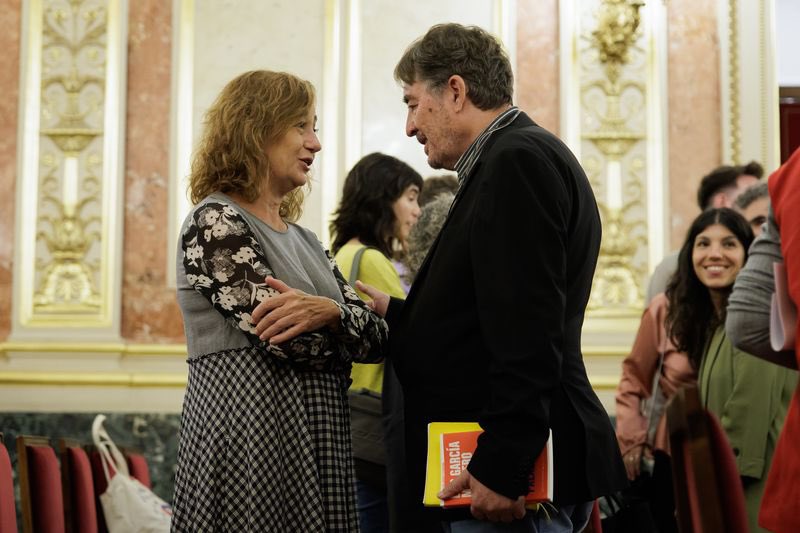 F_Armengol's tweet photo. Las lenguas son una de las grandes riquezas que compartimos, un patrimonio vivo que nos define y nos permite comprender mejor nuestra diversidad.

Esta diversidad también está presente en el Congreso, donde las lenguas cooficiales forman parte de nuestra vida parlamentaria. Hoy, en el Día Europeo de las Lenguas, reivindicamos la necesidad de protegerlas y promoverlas.

Les llengües són una de les grans riqueses que compartim, un patrimoni viu que ens defineix i ens permet entendre millor la nostra diversitat.

Aquesta diversitat també és present al Congrés, on les llengües cooficials formen part de la nostra vida parlamentària. Avui, en el Dia Europeu de les Llengües, reivindicam la necessitat de protegir-les i promoure-les.

Hizkuntzak partekatzen dugun aberastasun handienetako bat dira, gu definitzen gaituen eta gure aniztasuna hobeto ulertzen laguntzen digun ondare bizia.

Aniztasun hori Kongresuan ere presente dago, hizkuntza koofizialak gure parlamentuko jardunaren parte baitira. Gaur, Hizkuntzen Europako Egunean, hizkuntza horiek babestu eta sustatzeko beharra aldarrikatzen dugu.

As linguas son unha das grandes riquezas que compartimos, un patrimonio vivo que nos define e que nos permite comprender mellor a nosa diversidade.

Esta diversidade tamén está presente no Congreso, onde as linguas cooficiais forman parte da nosa vida parlamentaria. Hoxe, no Día Europeo das Linguas, reivindicamos a necesidade de protexelas e promovelas.
