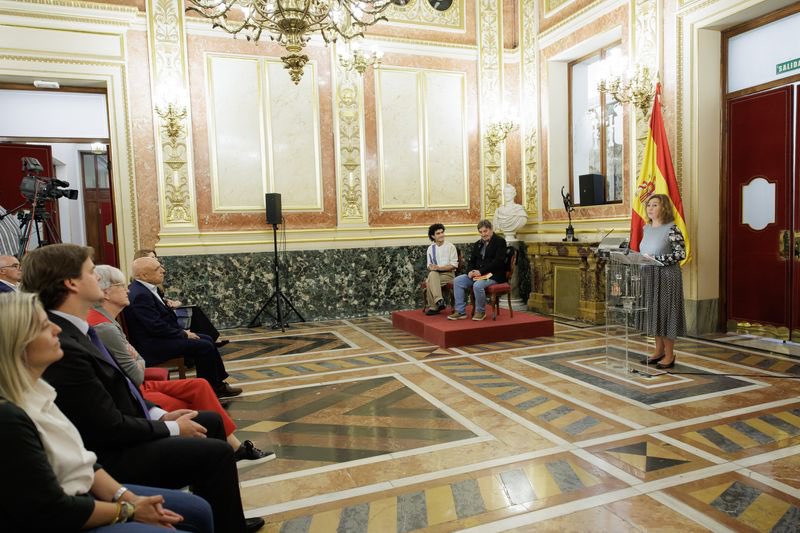 F_Armengol's tweet photo. Las lenguas son una de las grandes riquezas que compartimos, un patrimonio vivo que nos define y nos permite comprender mejor nuestra diversidad.

Esta diversidad también está presente en el Congreso, donde las lenguas cooficiales forman parte de nuestra vida parlamentaria. Hoy, en el Día Europeo de las Lenguas, reivindicamos la necesidad de protegerlas y promoverlas.

Les llengües són una de les grans riqueses que compartim, un patrimoni viu que ens defineix i ens permet entendre millor la nostra diversitat.

Aquesta diversitat també és present al Congrés, on les llengües cooficials formen part de la nostra vida parlamentària. Avui, en el Dia Europeu de les Llengües, reivindicam la necessitat de protegir-les i promoure-les.

Hizkuntzak partekatzen dugun aberastasun handienetako bat dira, gu definitzen gaituen eta gure aniztasuna hobeto ulertzen laguntzen digun ondare bizia.

Aniztasun hori Kongresuan ere presente dago, hizkuntza koofizialak gure parlamentuko jardunaren parte baitira. Gaur, Hizkuntzen Europako Egunean, hizkuntza horiek babestu eta sustatzeko beharra aldarrikatzen dugu.

As linguas son unha das grandes riquezas que compartimos, un patrimonio vivo que nos define e que nos permite comprender mellor a nosa diversidade.

Esta diversidade tamén está presente no Congreso, onde as linguas cooficiais forman parte da nosa vida parlamentaria. Hoxe, no Día Europeo das Linguas, reivindicamos a necesidade de protexelas e promovelas.