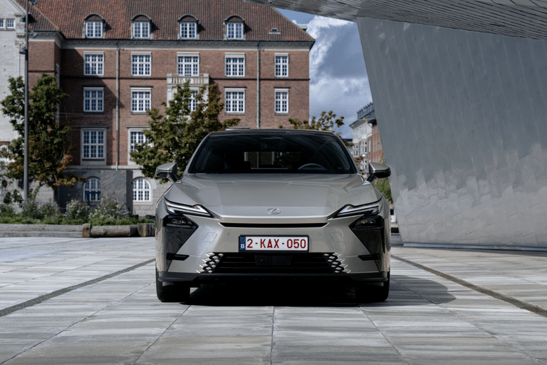 PruebasCoches_'s tweet photo. 61.500 € por el Lexus ES híbrido… y exactamente lo mismo por el eléctrico de hasta 581 km. La nueva generación crece hasta 5,14 m y cambia por completo su planteamiento. 
https://t.co/yaZTTW9zky
#LexusES #Lexus @Lexus @LexusSpain https://t.co/ntWoJsaOsi