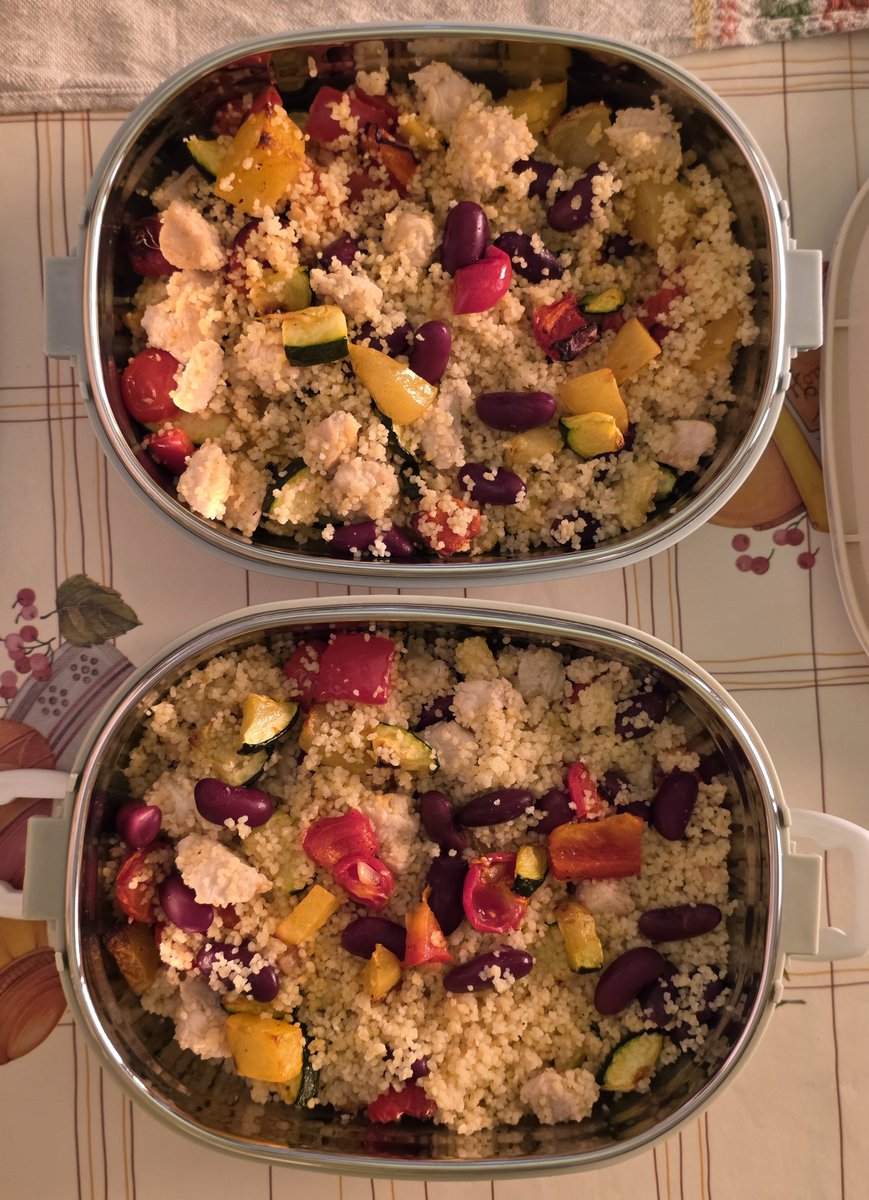 myosotix_'s tweet photo. prime quattro potentissime schiscette del semestre (per me e fidanzato, quindi porzioni che sfamerebbero un ippopotamo):
- pasta al pesto, pomodorini secchi, mozzarella, olive taggiasche
- cous cous col brodo di pollo, feta fagioli rossi, zucca e peperone https://t.co/HRyyrVJ0RF