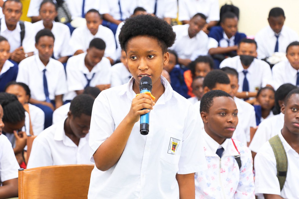 EcoleSSJT's tweet photo. Abanyeshuri bagaragaje ubushake n’inyota yo kumenya, bakurikira ikiganiro neza kandi bagira umwanya wo kubaza ibibazo no gusobanuza ku ngingo zabateye amatsiko. Ibi byafashije gutuma ikiganiro kiba umwanya wo kungurana ibitekerezo no gusangira ubumenyi. https://t.co/a5tVIJigJt