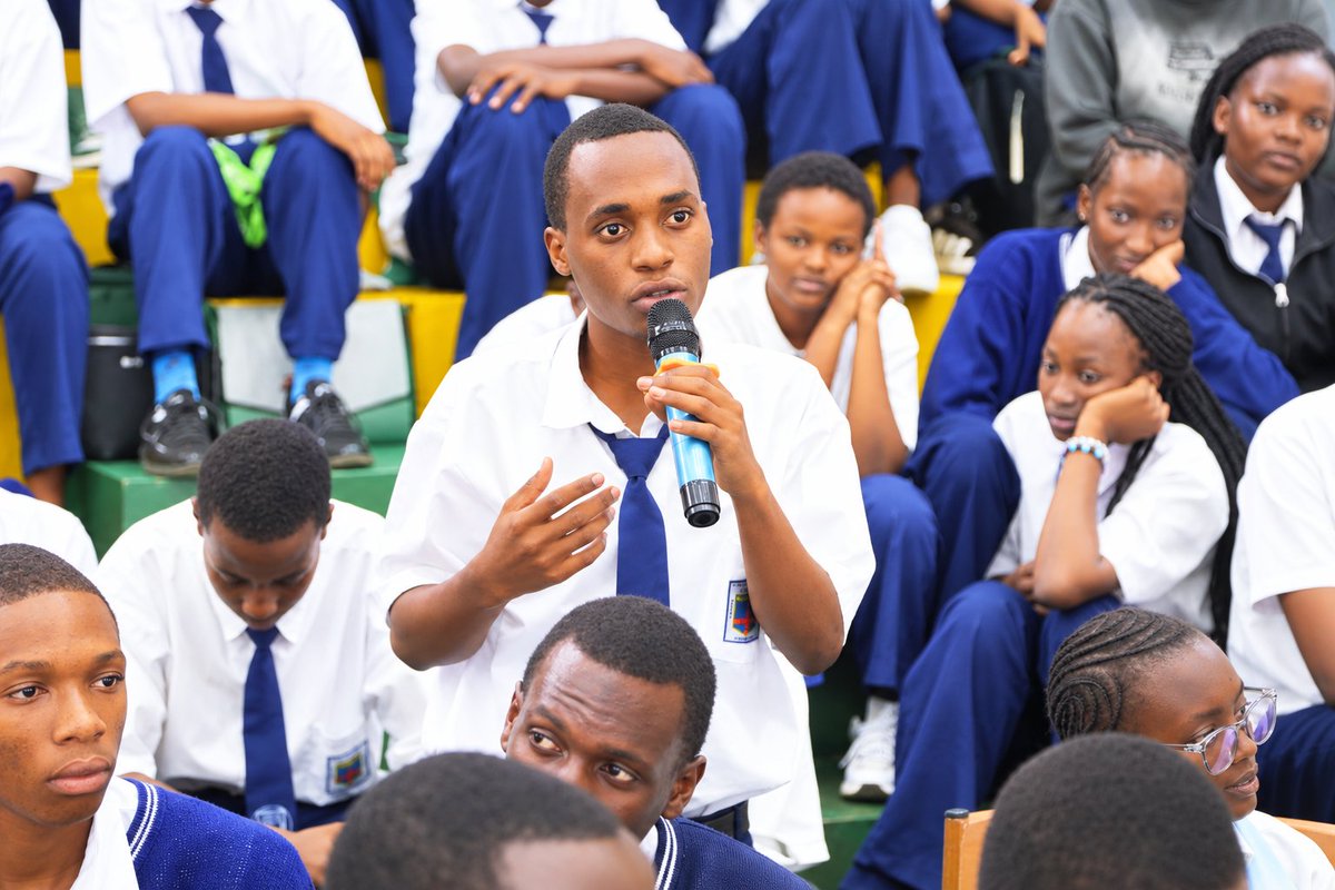 EcoleSSJT's tweet photo. Abanyeshuri bagaragaje ubushake n’inyota yo kumenya, bakurikira ikiganiro neza kandi bagira umwanya wo kubaza ibibazo no gusobanuza ku ngingo zabateye amatsiko. Ibi byafashije gutuma ikiganiro kiba umwanya wo kungurana ibitekerezo no gusangira ubumenyi. https://t.co/a5tVIJigJt