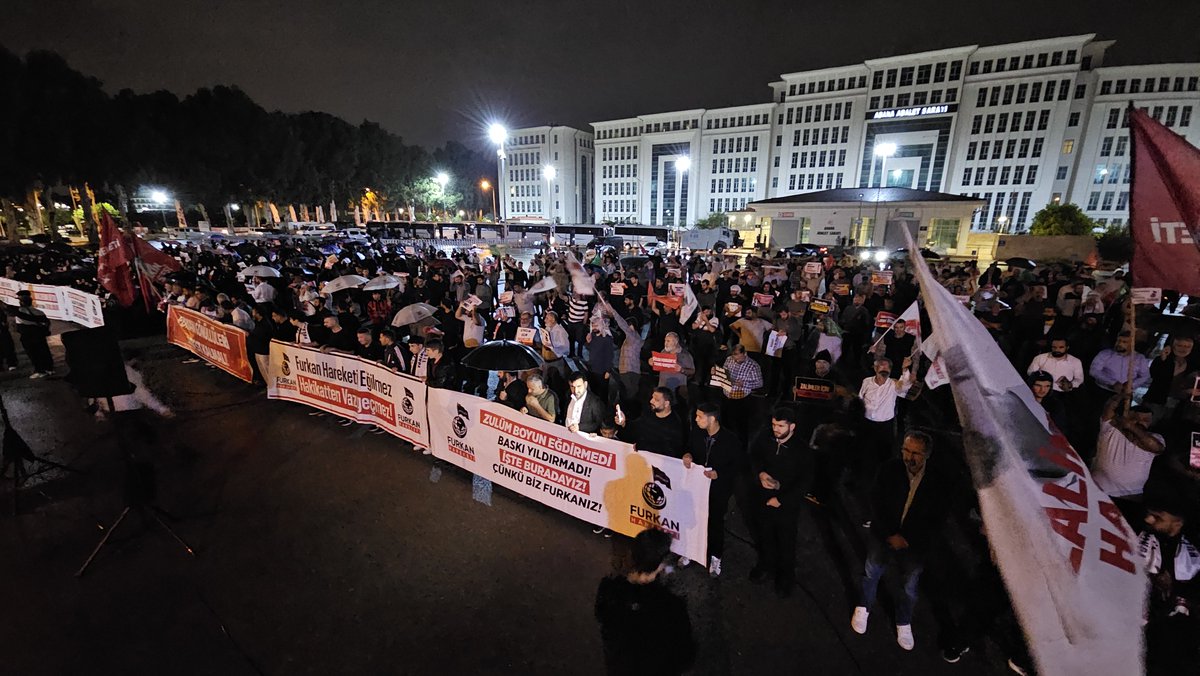 Kesintisiz_FH's tweet photo. FURKAN HAREKETİ MENSUPLARI ADANA ADLİYESİ ÖNÜNDE VEFA BEKLEYİŞİNİ SÜRDÜRÜYOR! 

Furkan Hareketi mensupları, yoğun yağışa rağmen Adana Adliyesi önündeki vefa bekleyișini sürdürüyor! 

Adli kontrolle serbest kalan 16 Furkan Hareketi mensubunun ardından, savcılığın tutukluluk istemiyle sevk ettiği 14 kişiden 7'sinin hakim karșısına çıktığı öğrenildi.

Adliye önünde bekleyen Furkan Hareketi mensupları ise arkadaşlarının serbest bırakılması için bekleyişini sürdürüyor.

Canlı Yayın linki ⤵️
https://t.co/Wk7Fr4xj1k

Xi SerbestBırakın
AKPden MuhaliflereSansür
#FurkanaSistematikZulüm
Kardeşlerimizi SerbestBırakın
AdaletIstemek SuçDeğil