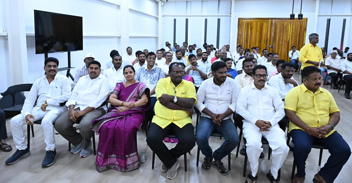 naralokesh's tweet photo. మంగళగిరి, తాడేపల్లి, ఉండవల్లి మండలాలకు చెందిన సీనియర్ వైసీపీ నేతలు మునగాల మల్లేశ్వరరావు గారు, వారి సతీమణి, కళ్లం సంజీవ్ రెడ్డి గారు, జక్కిరెడ్డి ప్రభాకర్ రెడ్డి గారు, దొంతిరెడ్డి వినయ్ కుమార్ రెడ్డి గారు, కట్టెపోగు బాబురావు గారు, మంగళగిరి రూరల్ యర్రబాలెంకు చెందిన గుంటూరు బ్రాహ్మణ సంఘం కార్యదర్శి వేమవరపు నారాయణ గారితో పాటు పలువురు నేతలు, కార్యకర్తలు తెలుగుదేశంలో చేరారు. ఉండవల్లి నివాసంలో వీరందరికీ పసుపు కండువాలు కప్పి పార్టీలోకి సాదరంగా ఆహ్వానించాను.