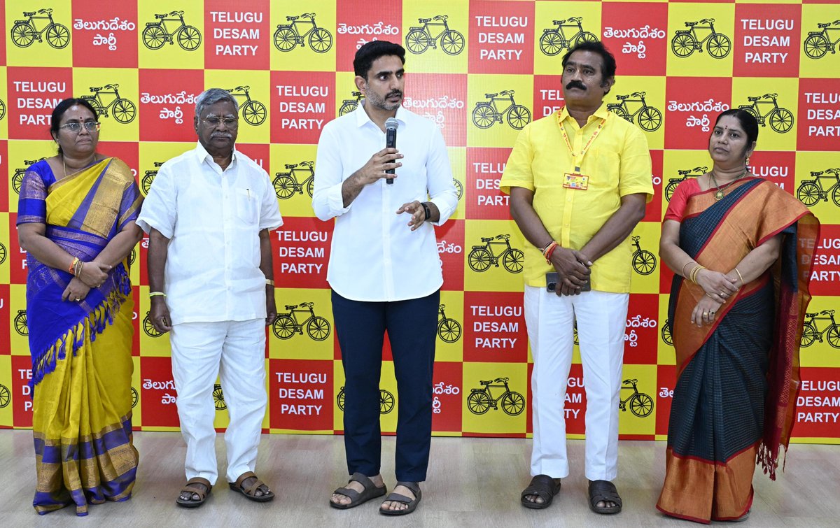 naralokesh's tweet photo. మంగళగిరి, తాడేపల్లి, ఉండవల్లి మండలాలకు చెందిన సీనియర్ వైసీపీ నేతలు మునగాల మల్లేశ్వరరావు గారు, వారి సతీమణి, కళ్లం సంజీవ్ రెడ్డి గారు, జక్కిరెడ్డి ప్రభాకర్ రెడ్డి గారు, దొంతిరెడ్డి వినయ్ కుమార్ రెడ్డి గారు, కట్టెపోగు బాబురావు గారు, మంగళగిరి రూరల్ యర్రబాలెంకు చెందిన గుంటూరు బ్రాహ్మణ సంఘం కార్యదర్శి వేమవరపు నారాయణ గారితో పాటు పలువురు నేతలు, కార్యకర్తలు తెలుగుదేశంలో చేరారు. ఉండవల్లి నివాసంలో వీరందరికీ పసుపు కండువాలు కప్పి పార్టీలోకి సాదరంగా ఆహ్వానించాను.
