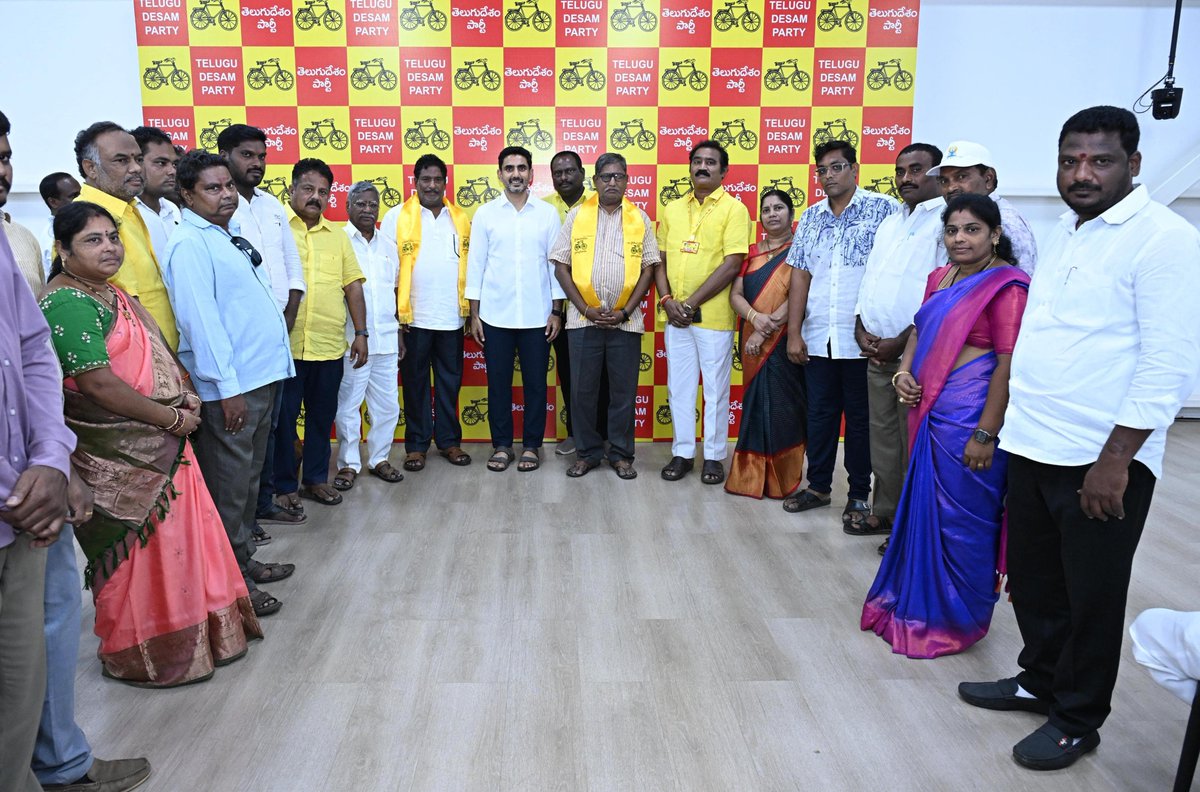 naralokesh's tweet photo. మంగళగిరి, తాడేపల్లి, ఉండవల్లి మండలాలకు చెందిన సీనియర్ వైసీపీ నేతలు మునగాల మల్లేశ్వరరావు గారు, వారి సతీమణి, కళ్లం సంజీవ్ రెడ్డి గారు, జక్కిరెడ్డి ప్రభాకర్ రెడ్డి గారు, దొంతిరెడ్డి వినయ్ కుమార్ రెడ్డి గారు, కట్టెపోగు బాబురావు గారు, మంగళగిరి రూరల్ యర్రబాలెంకు చెందిన గుంటూరు బ్రాహ్మణ సంఘం కార్యదర్శి వేమవరపు నారాయణ గారితో పాటు పలువురు నేతలు, కార్యకర్తలు తెలుగుదేశంలో చేరారు. ఉండవల్లి నివాసంలో వీరందరికీ పసుపు కండువాలు కప్పి పార్టీలోకి సాదరంగా ఆహ్వానించాను.