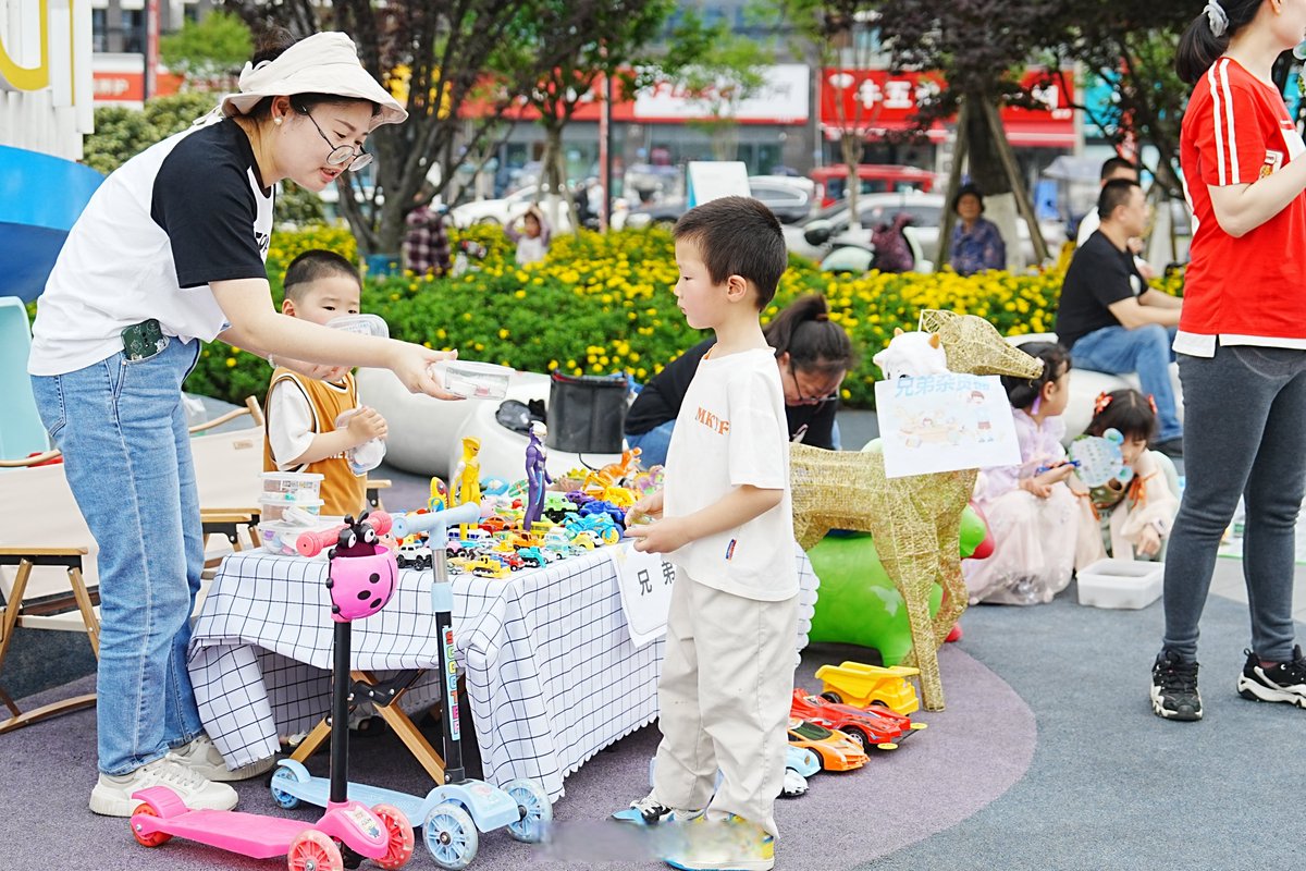 AntwanEmarfmc's tweet photo. Fall into fun at our neighborhood fall fair!  Games, homemade treats u0026 petting zoo for all ages. Sat, 10AM @ Central Park. Bring your neighbors! https://t.co/FPxhWEHZu2