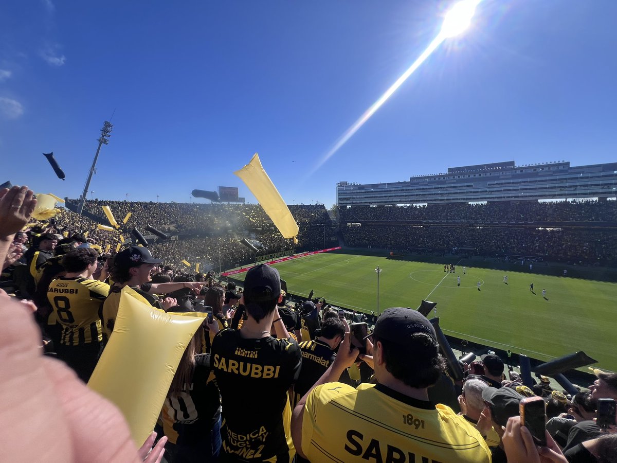martin_by's tweet photo. Feliz cumple amor de mis amores!!! La alegría que me das no tiene comparación, al club, a mis amigos y a todos los que compartimos esta pasión salu y viva siempre Peñarol!!!🌕🌑
#135AñosDeGloria https://t.co/KgPXECY3Nj