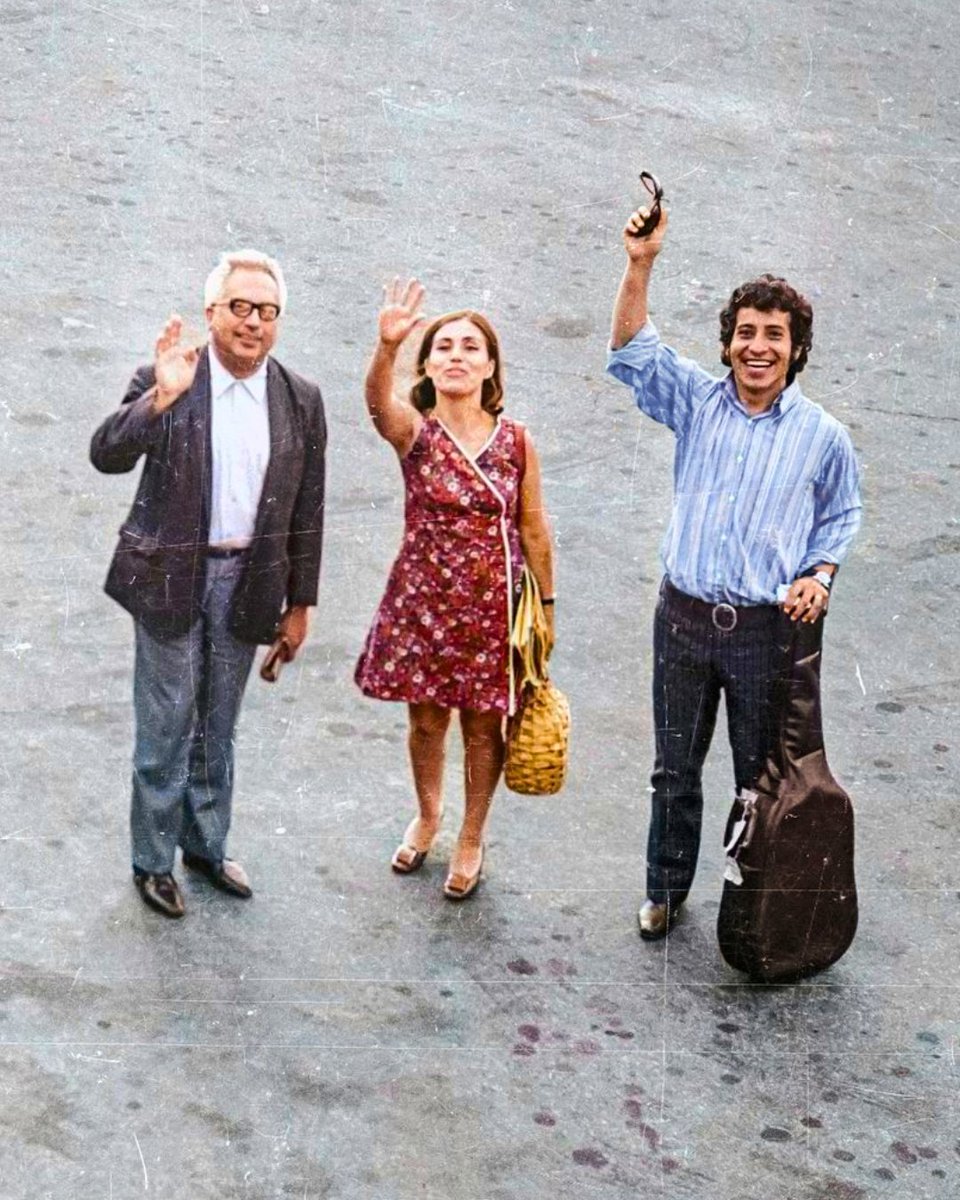 AUnidadPopular's tweet photo. José Luis Massera junto a Gladys Marín y Víctor Jara, en el Aeropuerto de Carrasco, Uruguay, 11 de diciembre de 1969. Llegada de delegaciones a VII Congreso de la UJC.
Fotografía en Centro de Fotografía de Montevideo. Original B/N. Recortada. Colorizada por @Javier_DuharteS https://t.co/d5JZNqPamd
