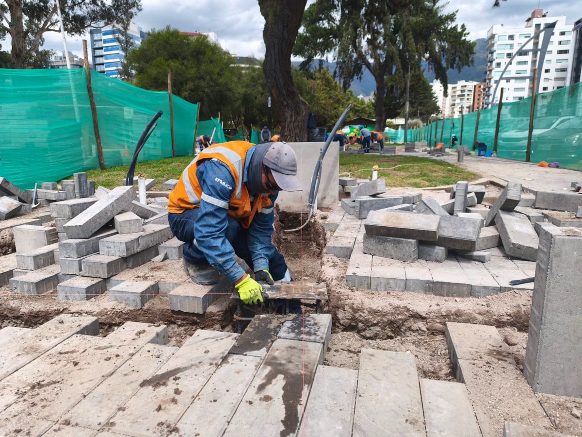 ObrasQuito's tweet photo. ⛺️#ParquesMetropolitanos | Un espacio más ordenado para disfrutar #LaCarolina ⛺️

La reubicación de 11 quioscos comerciales continúa con la fundición de sus bases en la zona de la Cruz del Papa.

💪 Esta intervención registra un 50 % de ejecución para brindar mayor comodidad a sus visitantes.