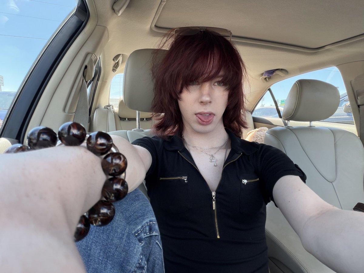 weirdrandomguy5's tweet photo. about to work #femboy #crossdresser https://t.co/wE3I218JjV