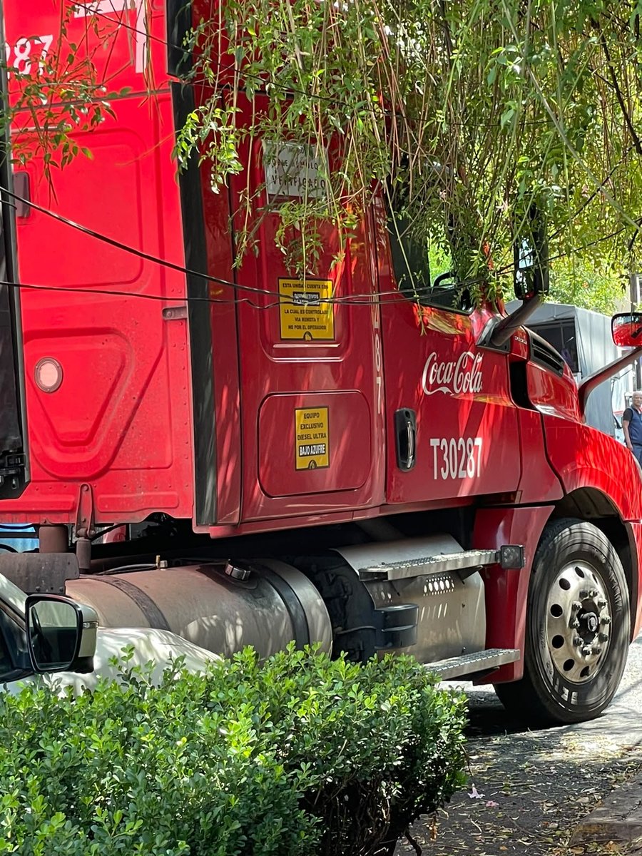 ay_vivi_'s tweet photo. Hola @CocaColaMx, mira lo que hizo uno de tus trabajadores. Tiró los cables y muy molesto y agresivo con los vecinos respondió que él no sabía que su camión de doble remolque no cabía, te pido que vengan a arreglar el desastre que dejó.
@UCS_GCDMX @SSC_CDMX https://t.co/EZKqdmMmHG