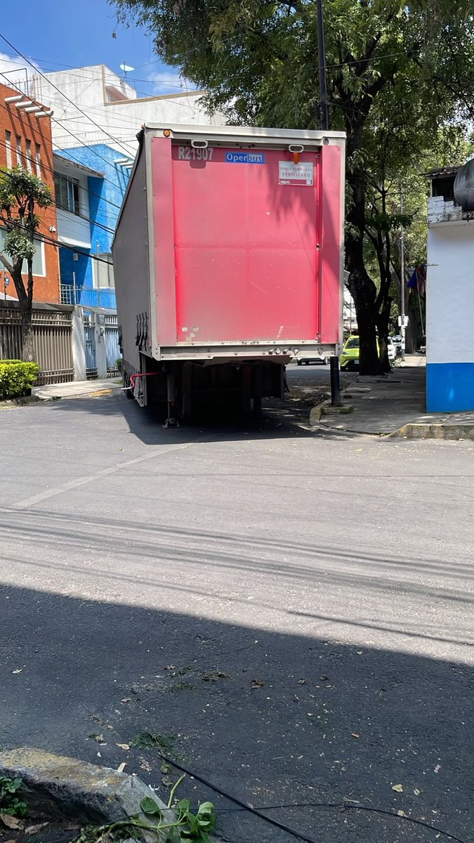ay_vivi_'s tweet photo. Hola @CocaColaMx, mira lo que hizo uno de tus trabajadores. Tiró los cables y muy molesto y agresivo con los vecinos respondió que él no sabía que su camión de doble remolque no cabía, te pido que vengan a arreglar el desastre que dejó.
@UCS_GCDMX @SSC_CDMX https://t.co/EZKqdmMmHG