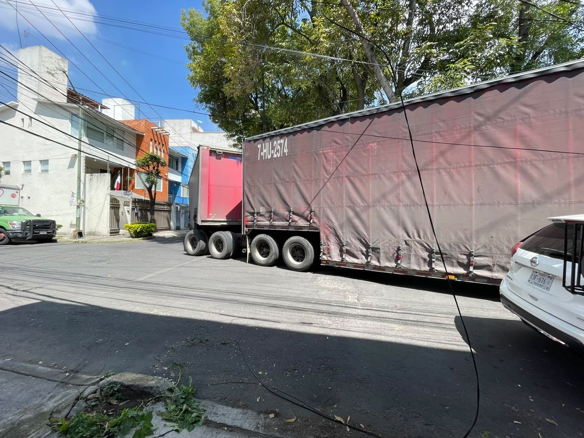 ay_vivi_'s tweet photo. Hola @CocaColaMx, mira lo que hizo uno de tus trabajadores. Tiró los cables y muy molesto y agresivo con los vecinos respondió que él no sabía que su camión de doble remolque no cabía, te pido que vengan a arreglar el desastre que dejó.
@UCS_GCDMX @SSC_CDMX https://t.co/EZKqdmMmHG