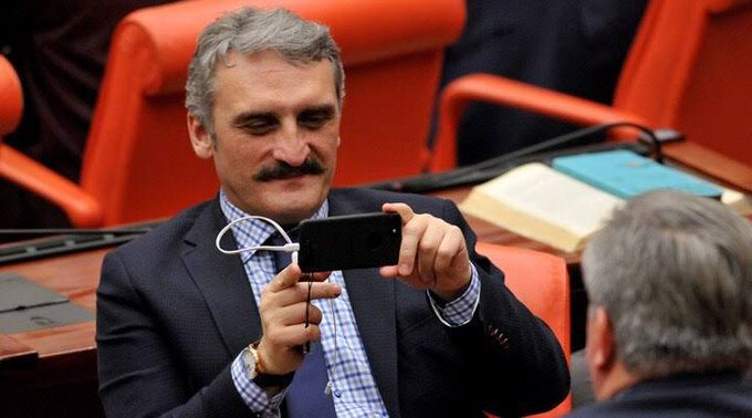 volkan_giritli's tweet photo. 🅾️Malum cenahtan bu fon dolandırıcılığına karışmayan 1 kişi çıkarsa o kişi bence Yeliz'dir.
O, yapmak istese de yapamaz...
#battık #bist100 #BizimÇocuklar https://t.co/pU8JmpGbxd