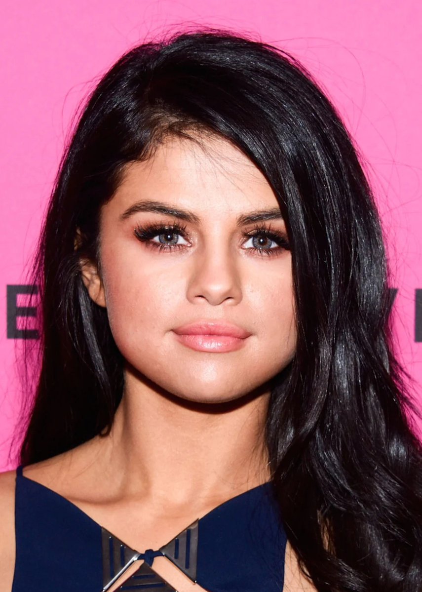 Itsthatlawyer_'s tweet photo. The era when Selena experimented with coloured contacts https://t.co/Op7OrfC0Nf
