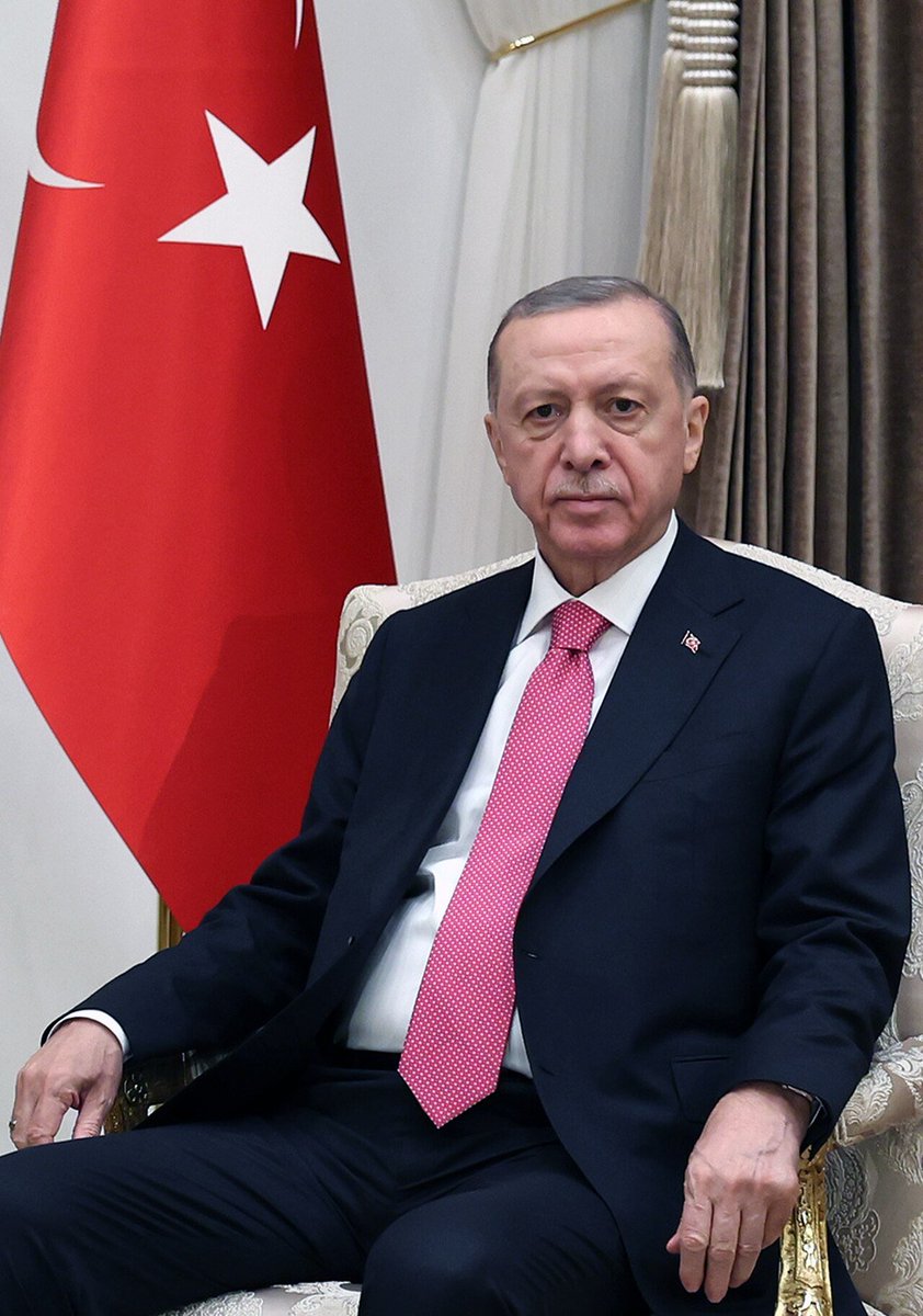fondikator's tweet photo. Fon kriziyle ilgili Cumhurbaşkanı Recep Tayyip Erdoğan'dan açıklama: Gereken adımlar atılacak

​Cumhurbaşkanı Recep Tayyip Erdoğan, fon kriziyle ilgili Adalet ile Hazine ve Maliye Bakanlarının sunum yaptığını belirterek, "Yarın ekonomi kurmaylarıyla bir araya geleceğim, gereken her türlü adım atılacak" dedi.
​Cumhurbaşkanlığı Kabinesi, Cumhurbaşkanı Recep Tayyip Erdoğan başkanlığında toplandı. Saat 16.25 sıralarında başlayan toplantı sona erdi. Yaklaşık 3 saat süren toplantının ardından Cumhurbaşkanı Erdoğan açıklamalarda bulundu.
​Cumhurbaşkanı Erdoğan'ın açıklamalarının devamı ...

İdari ve hukuki düzenlemeleri inşallah süratle hayata geçireceğiz"
​Sevgili vatandaşlarım, sermaye piyasalarının doğası gereği son derece dikkatli hareket ediyoruz. Kapatılan fonların tasfiye süreci ile ilgili çalışmalar titizlikle yürütülüyor. Gerek fonlar, gerek hisse senetleri üzerinden oynanan çevirip haksız kazanç elde edenler hakkında gerekli soruşturmalar yapılıyor. Fonlar vasıtasıyla piyasa bozucu eylemlere ilişkiyi tespit edilenler hukuk önünde bunun hesabını verecektir. Tabii burada bir diğer kritik husus, benzer bir sorunun tekrar yaşanmasının önüne geçilmesidir. Bununla ilgili çalışmaları da yapıyoruz. Sermaye piyasalarımızın işleyişini çok daha sağlıklı hale getirecek idari ve hukuki düzenlemeleri inşallah süratle hayata geçireceğiz. Şundan herkes emin olsun, müsterih olsun. Devletimizin ilgili kurumları yoğun bir mesai içindedir. Yarın ekonomi kurmaylarımızla ve sorumlu kurumlarımızın yöneticileriyle bir araya geleceğim. Sermaye piyasası kurulları içinde hukuk devleti sınırları dahilinde maşeri vicdanın rehberliğinde gereken her türlü adım atılacaktır. Bu düşüncelerle kabine toplantımızın hayırlara vesile olmasını diliyorum.

#RecepTayyipErdoğan #kabine #açıklama #fonlar #borsamağdurları