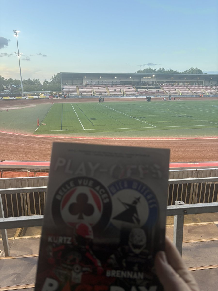 mutimer2011's tweet photo. What a beautiful evening to come to Manchester and cheer @ipswichspeedway onto the biggest upset in British Speedway History!
In other news a lot of pigs in the sky tonight!!😂😂
Let’s enjoy one more Witches meeting this year
#Tru7GroupWitches #LeagueChampionsTour26 #WVWS https://t.co/l4DwB0YAn3