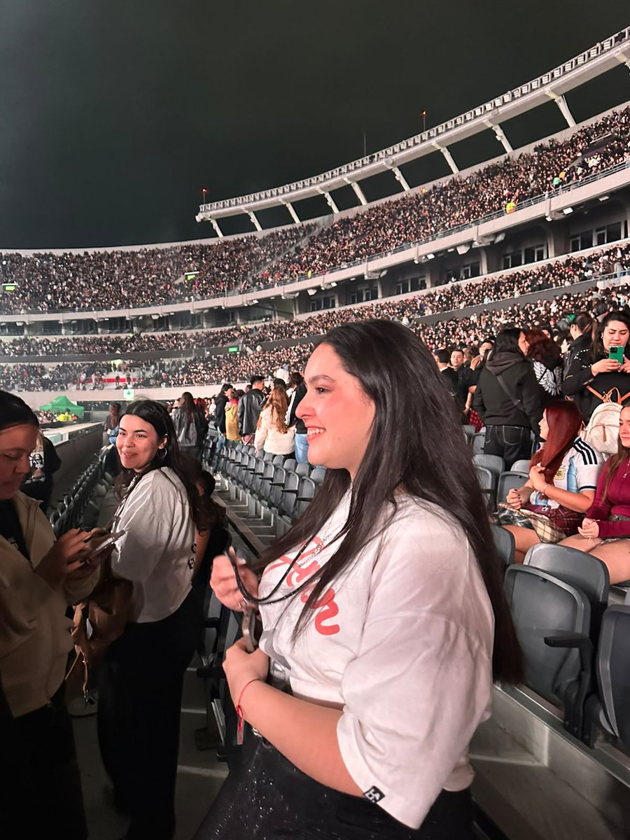 TuLalera33's tweet photo. Mi mejor amiga (que fue a su primer show de Lali!!) capturó (sin que me diera cuenta) esta imagen…. 

Lali yéndose después de cantar no me importa. 

Veo esta foto y lloro porque soy yo 100% emocionada de ver una vez más a mi artista favorita.

Te amo @lalioficial https://t.co/9flBIvPQMH