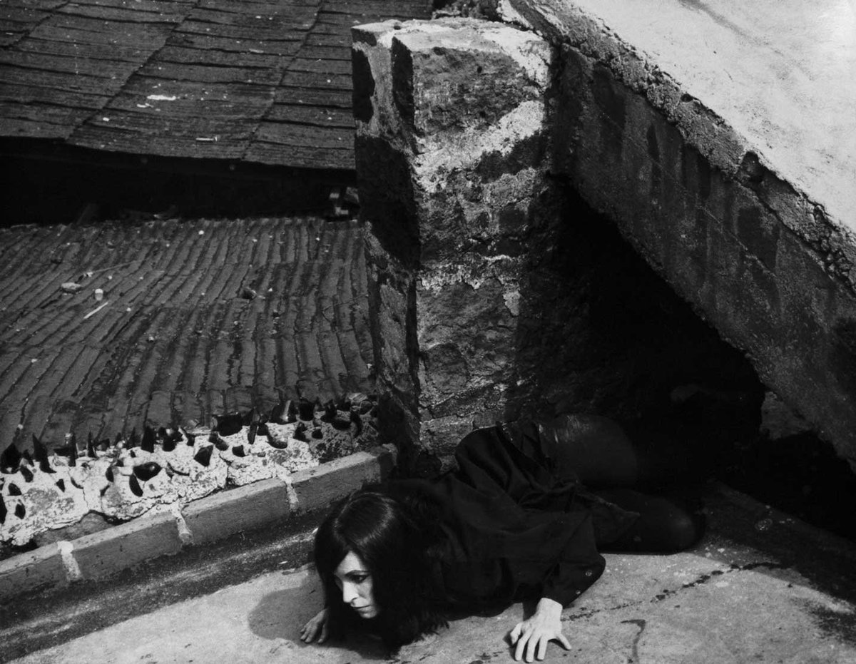 revista_unam's tweet photo. 🦇 En 1962 Kati Horna concibió "Historia de un vampiro. Sucedió en Coyoacán", una serie fotográfica protagonizada por la actriz mexicana Beatriz Sheridan. En 24 imágenes, narra la llegada de una vampiresa a una azotea de esa alcaldía. Para el historiador Michel Otayek, la serie refleja la predilección de Horna por la figura simbólica del extranjero, evocada aquí por un vampiro. 

🖋 Paulina González y Paola Uribe
https://t.co/en2j7PXEFx