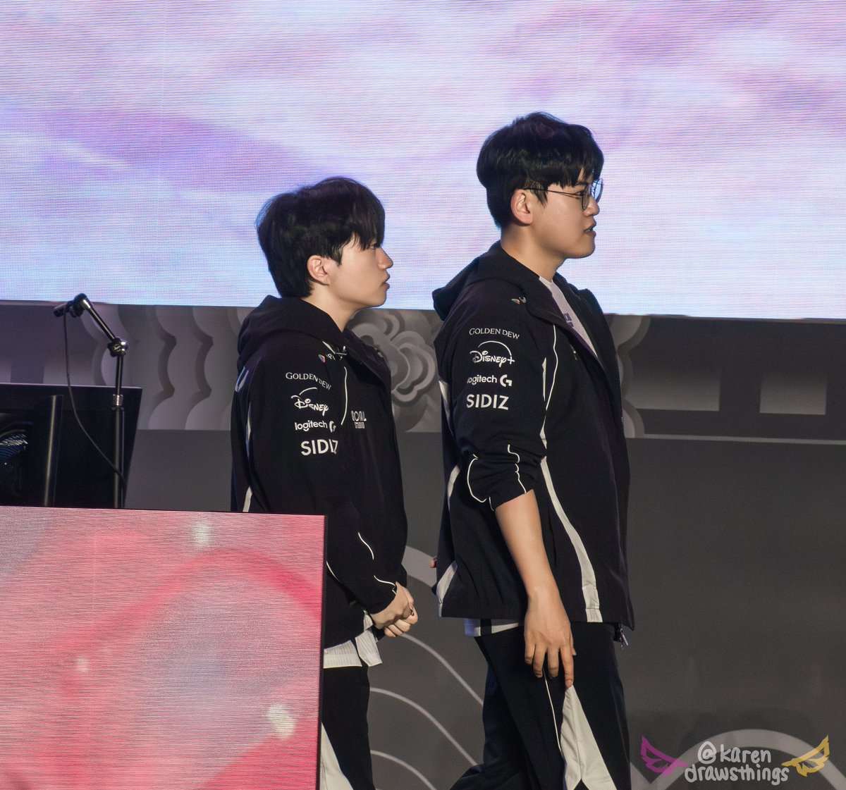katsin_guria's tweet photo. 260919

I love seeing you two walk together💛
D-2 till my flight to nagoya🥰
#Gumayusi #구마유시 #Keria #케리아 https://t.co/fl9IHQ30dG
