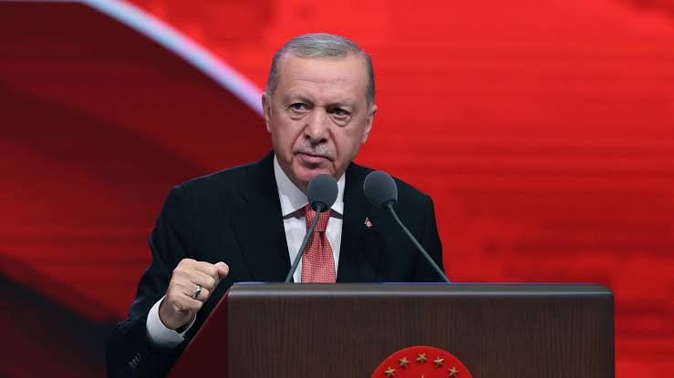 lailabalam's tweet photo. #SONDAKİKA 
Cumhurbaşkanı Erdoğan: (Fon soruşturması hakkında)

��️Kimse bizi başkalarıyla karıştırmasın.

▪️Bizim kırmızı çizgimiz milletimizdir.  

▪️Biz ne hak yeriz, ne de vatandaşın hakkının yenilmesine göz yumarız. https://t.co/Zrkg4UtaQN