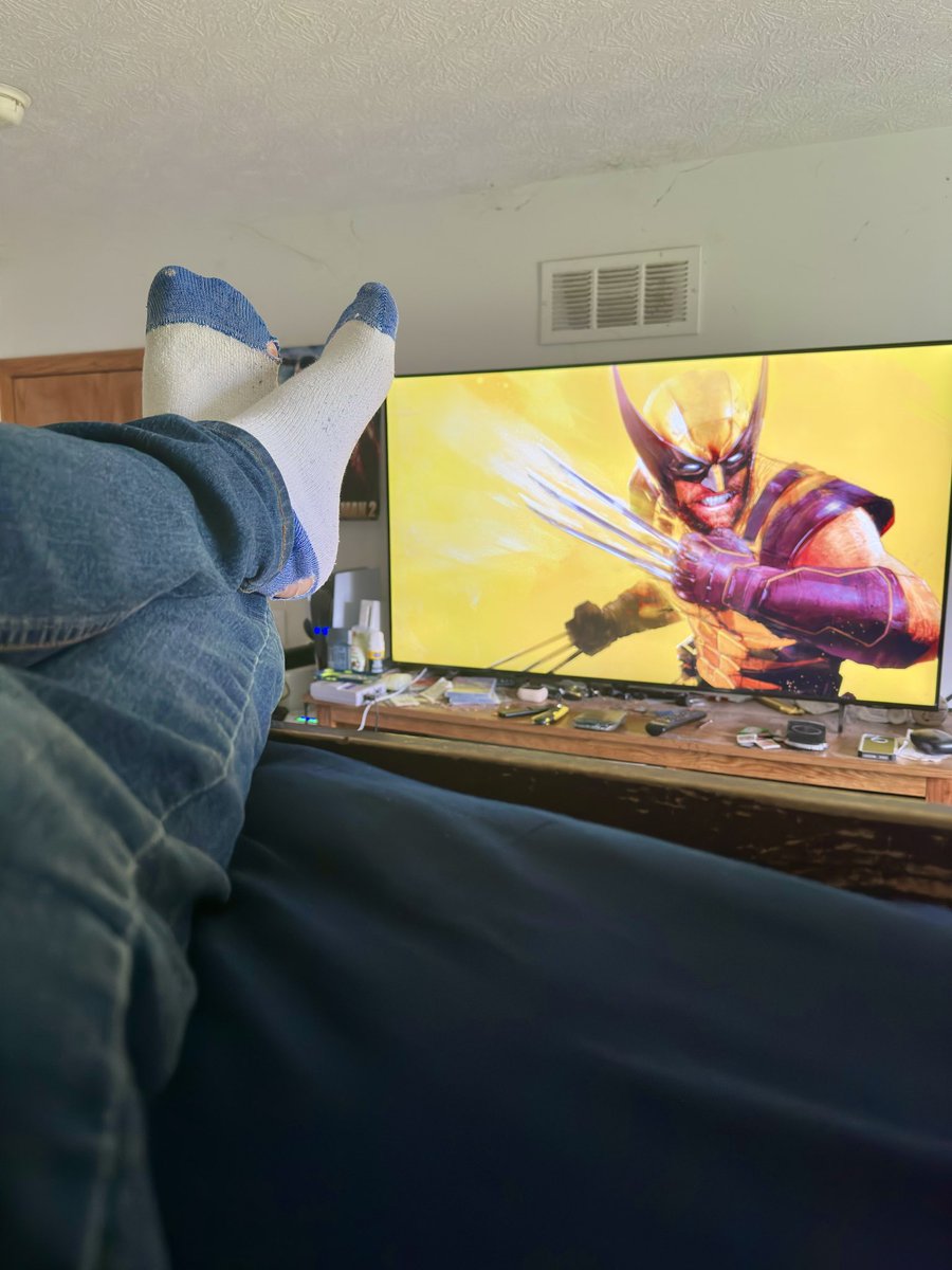 OvernightSock28's tweet photo. Go to town on those feet while I game! https://t.co/b1RknuwwNj