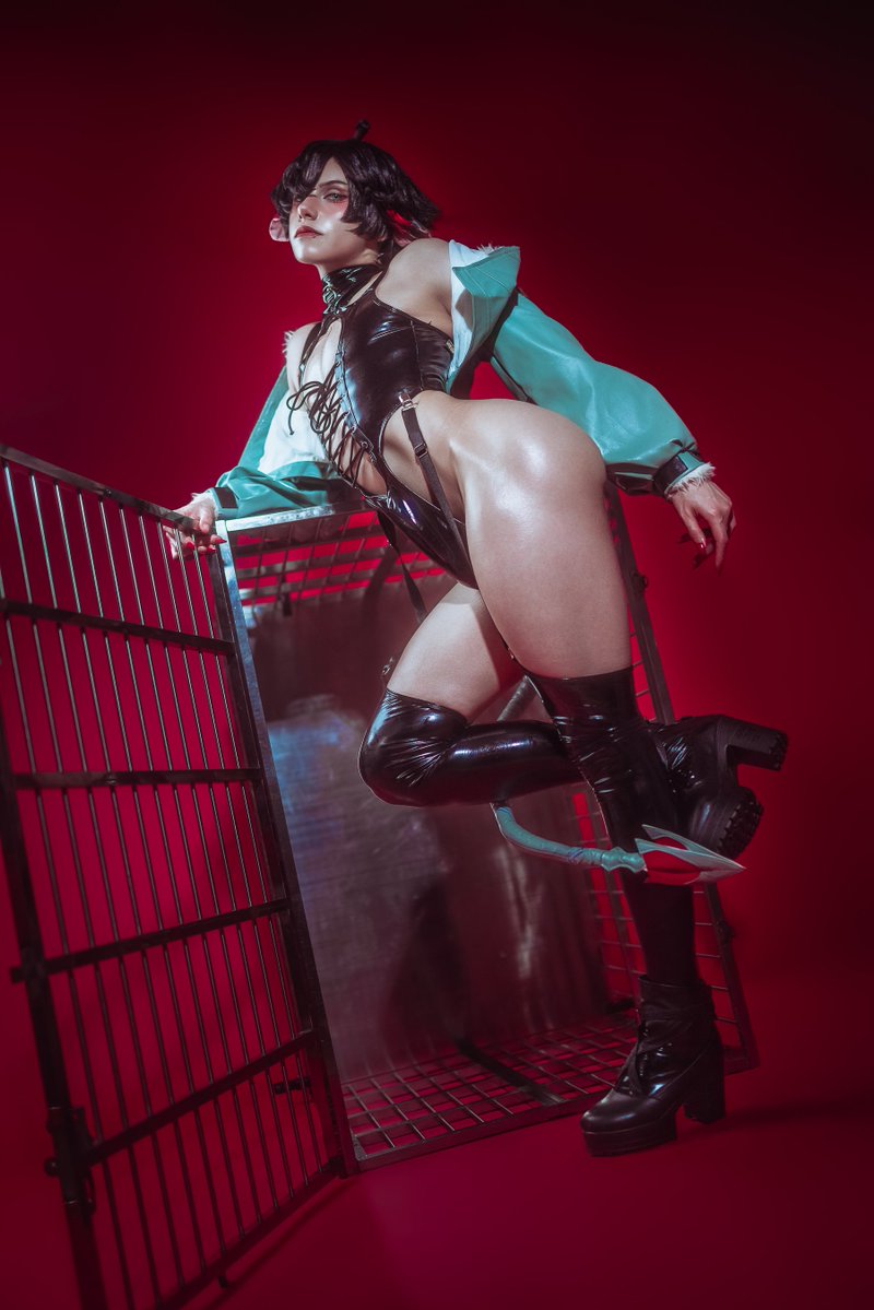 fluffycos's tweet photo. Get back in there and worship these thighs 👮‍♂️🐀 

Little snack 🧀  while I prepare the release of the new workout calendar which will be all about GLUTES 

#janedoecosplay #johndoecosplay #zenlesszonezero https://t.co/ICFlDeeisZ