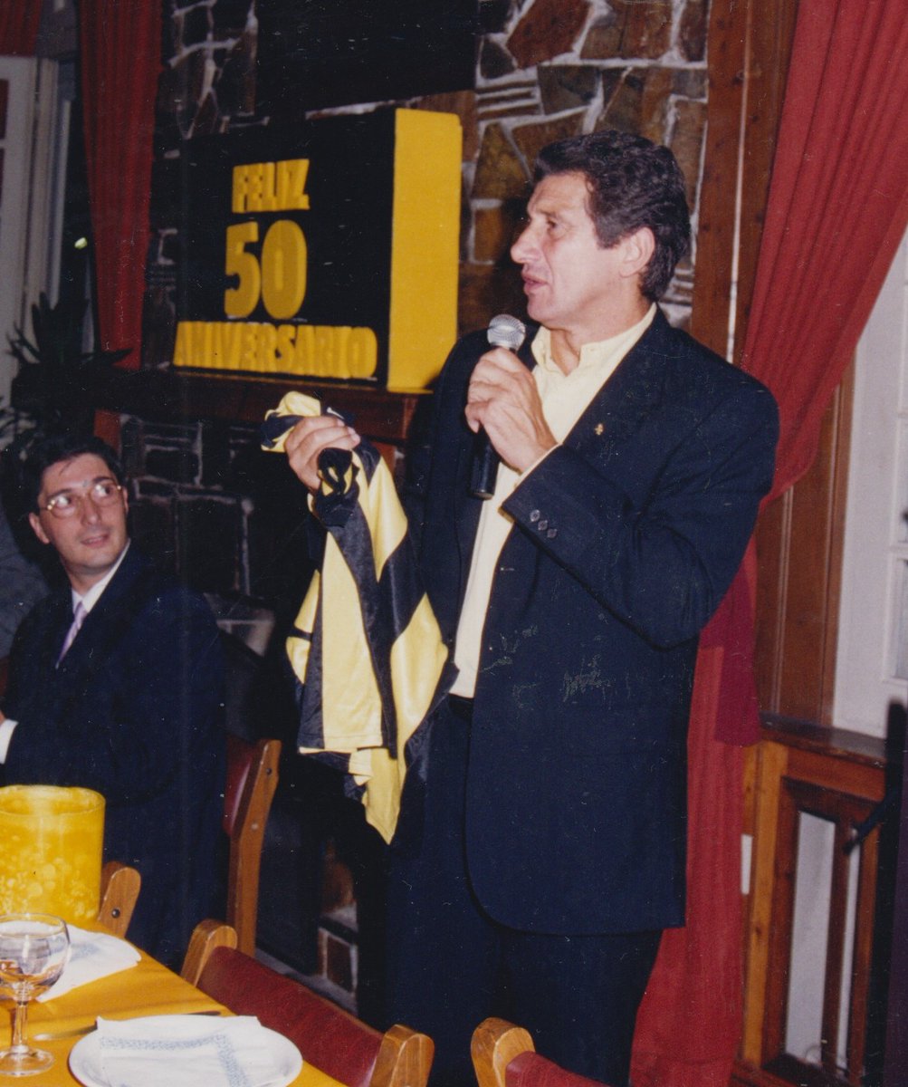 lazzarinocarlos's tweet photo. Para cerrar esta historia del Club que me tocó vivir y que he tratado de compartir con ustedes a través de cientos de recuerdos, documentos y testimonios que mi viejo y mi abuelo me dejaron, hoy me voy a permitir algo personal.

Voy a hablar de mi ídolo, de alguien a quien, además, tengo el honor y el privilegio de tener como amigo: Fernando Morena.

Un deportista extraordinario. Un futbolista inolvidable. Pero, sobre todas las cosas, un ser humano maravilloso.

En estos 135 años de Peñarol hubo, muchos ídolos, muchos jugadores que escribieron páginas gloriosas y que hicieron grande nuestra historia.

Pero hoy me tomo la licencia de hablar del mío. Del que iba a ver al estadio cuando era gurí, colgado del portón de la América, mirando hacia la Ámsterdam, esperando ese momento que parecía detener el tiempo: su grito de gol, interminable, inconfundible, eterno. Ese recuerdo forma parte de mi historia de adolescencia con Peñarol.
Por eso, Fernando, hoy quiero decirte simplemente: 
Gracias, gracias por todo lo que significaste para Peñarol y por todo lo que significaste para quienes tuvimos la suerte de verte jugar.
Porque sos parte, y sos arte, de estos 135 años de gloria de Peñarol.
