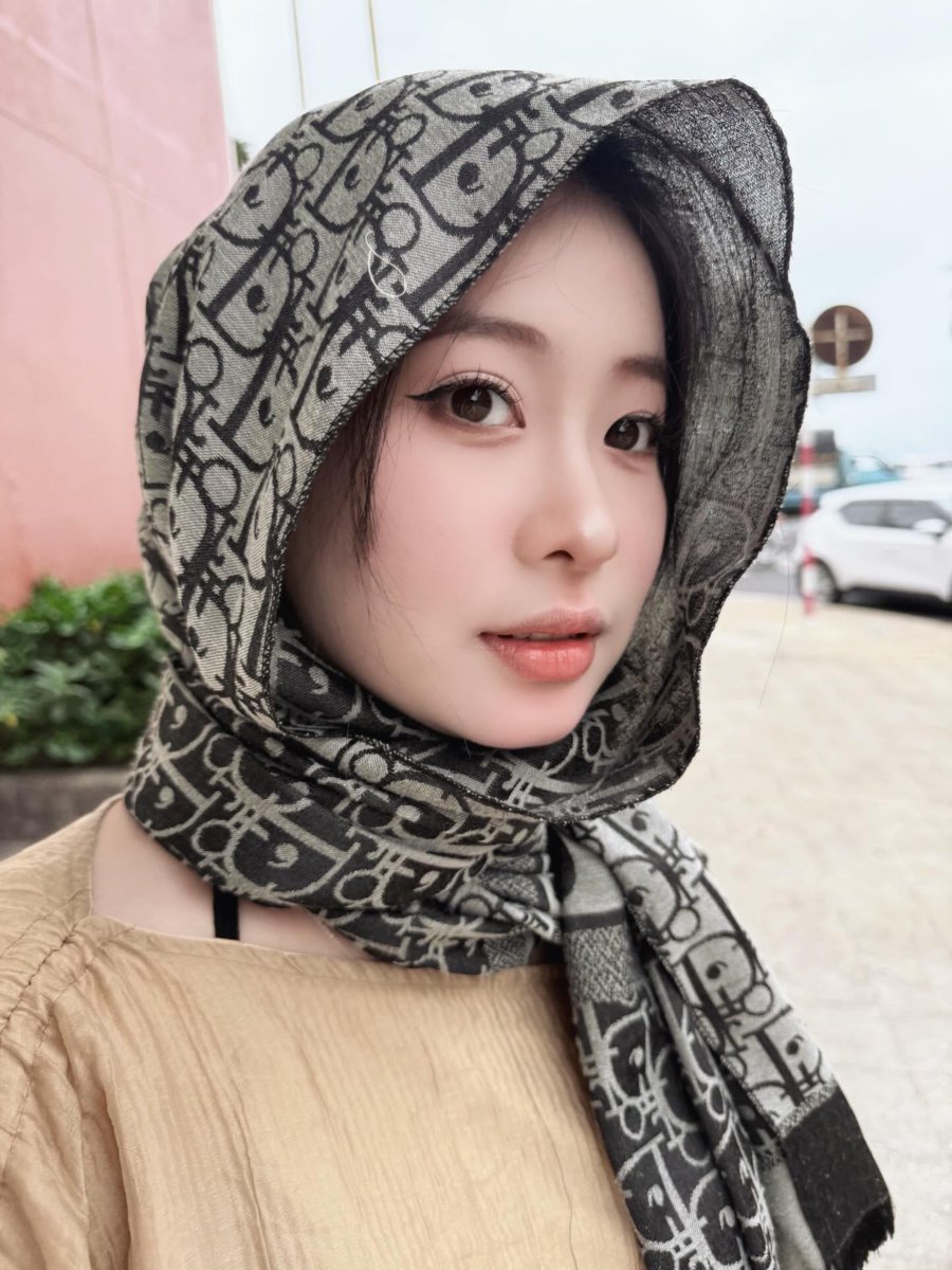 Mia_Linh01's tweet photo. Nay em đổi style một chút, làm cô nàng quàng khăn nhaaa 🤭🧣✨

Dạo này trời cứ nắng mưa thất thường, ra đường bụi bụi nên quàng nhẹ một chiếc vừa đỡ bụi, vừa thấy outfit có thêm điểm nhấn luôn á 💛

Ai nói phụ kiện chỉ để làm đẹp đâu nha, hôm nay em chọn kiểu vừa tiện vừa xinh luôn 😆📸

Mọi người thấy phiên bản cô nàng quàng khăn này có hợp em không nèee? 🌷✨